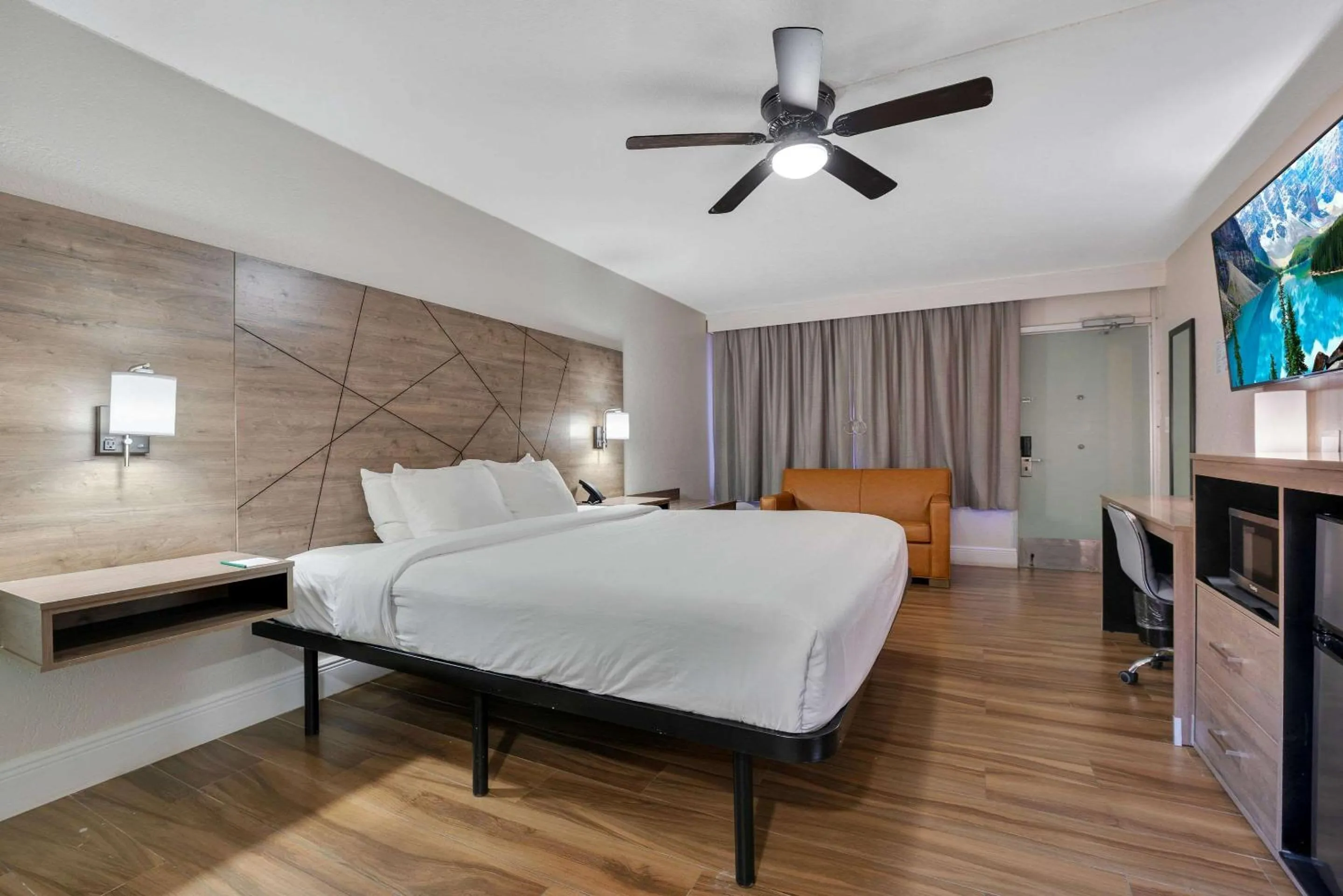 Bedroom, Bed in Quality Inn & Suites Airport-Cruise Port Hollywood