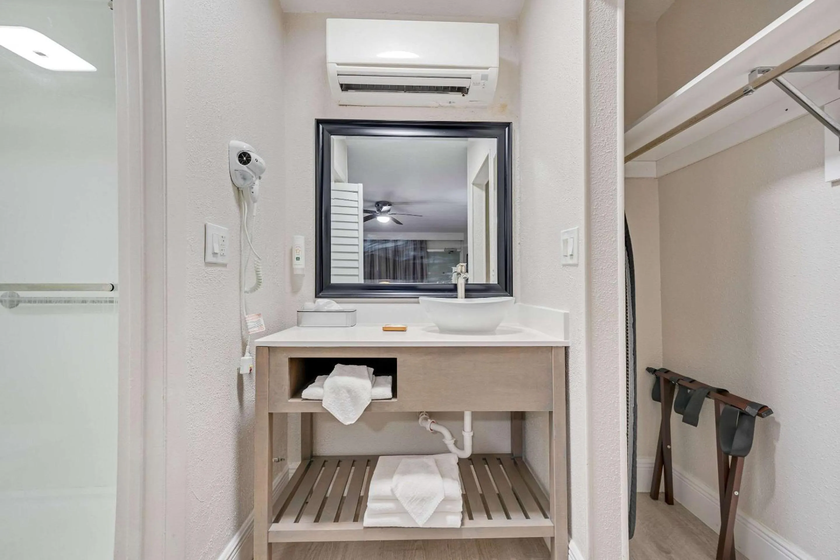 Bedroom in Quality Inn & Suites Airport-Cruise Port Hollywood