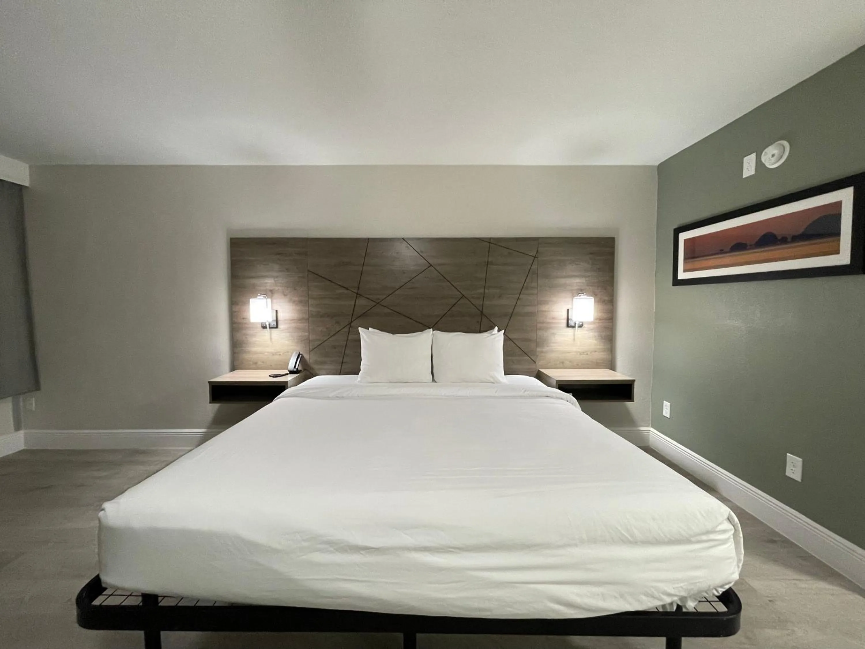 Bed in Quality Inn & Suites Airport-Cruise Port Hollywood