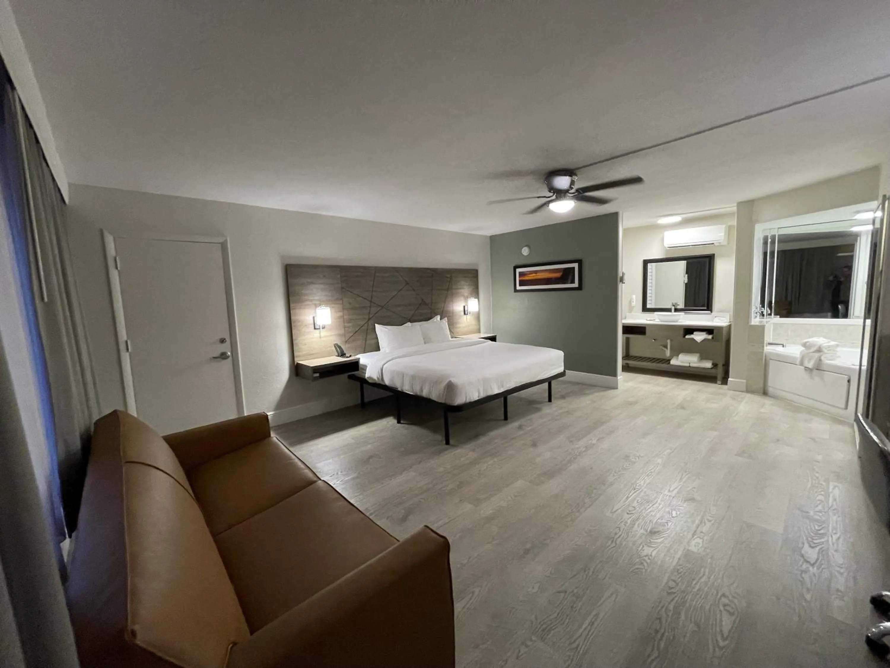 Bedroom, Bed in Quality Inn & Suites Airport-Cruise Port Hollywood