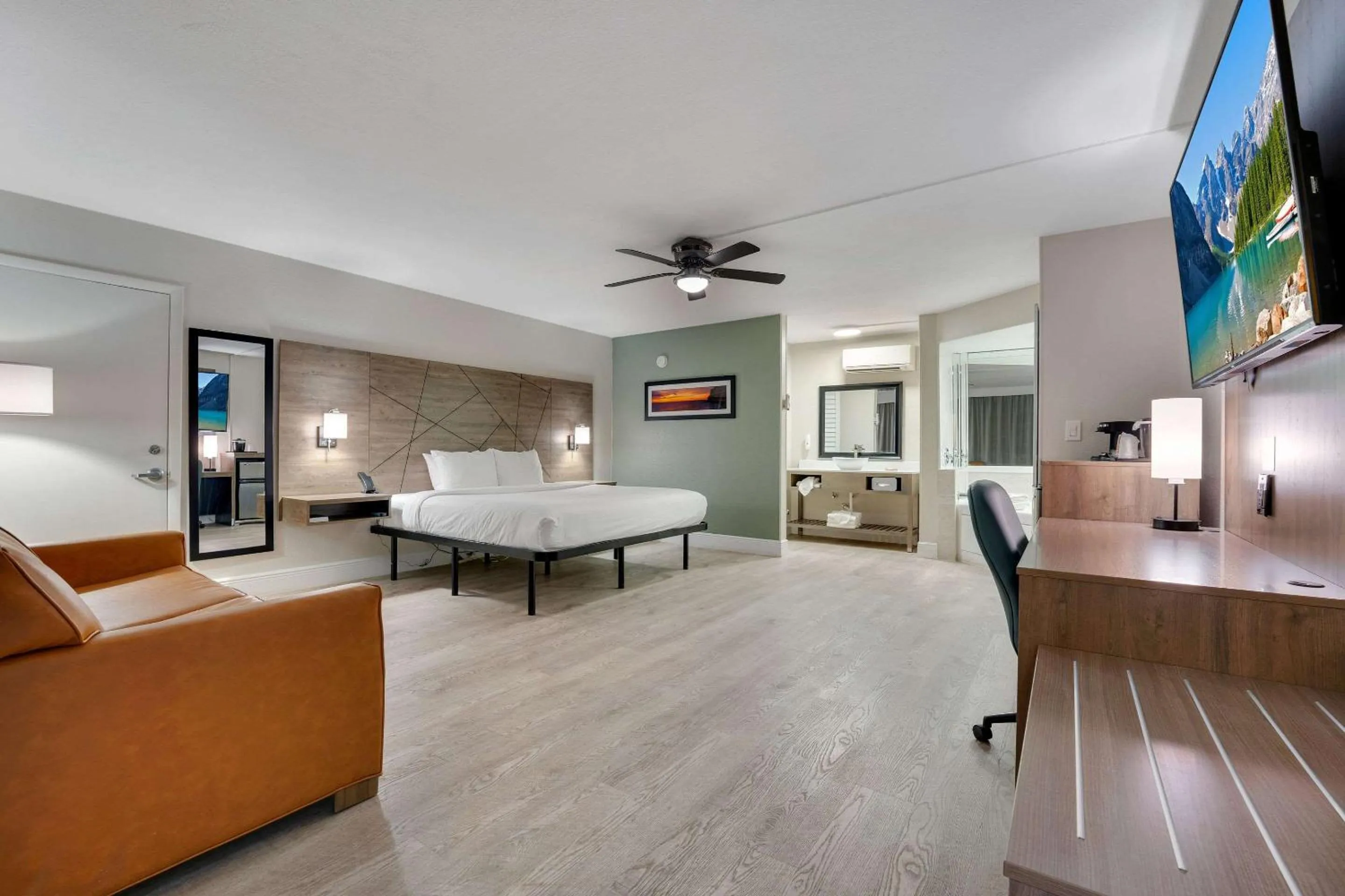 Bedroom in Quality Inn & Suites Airport-Cruise Port Hollywood