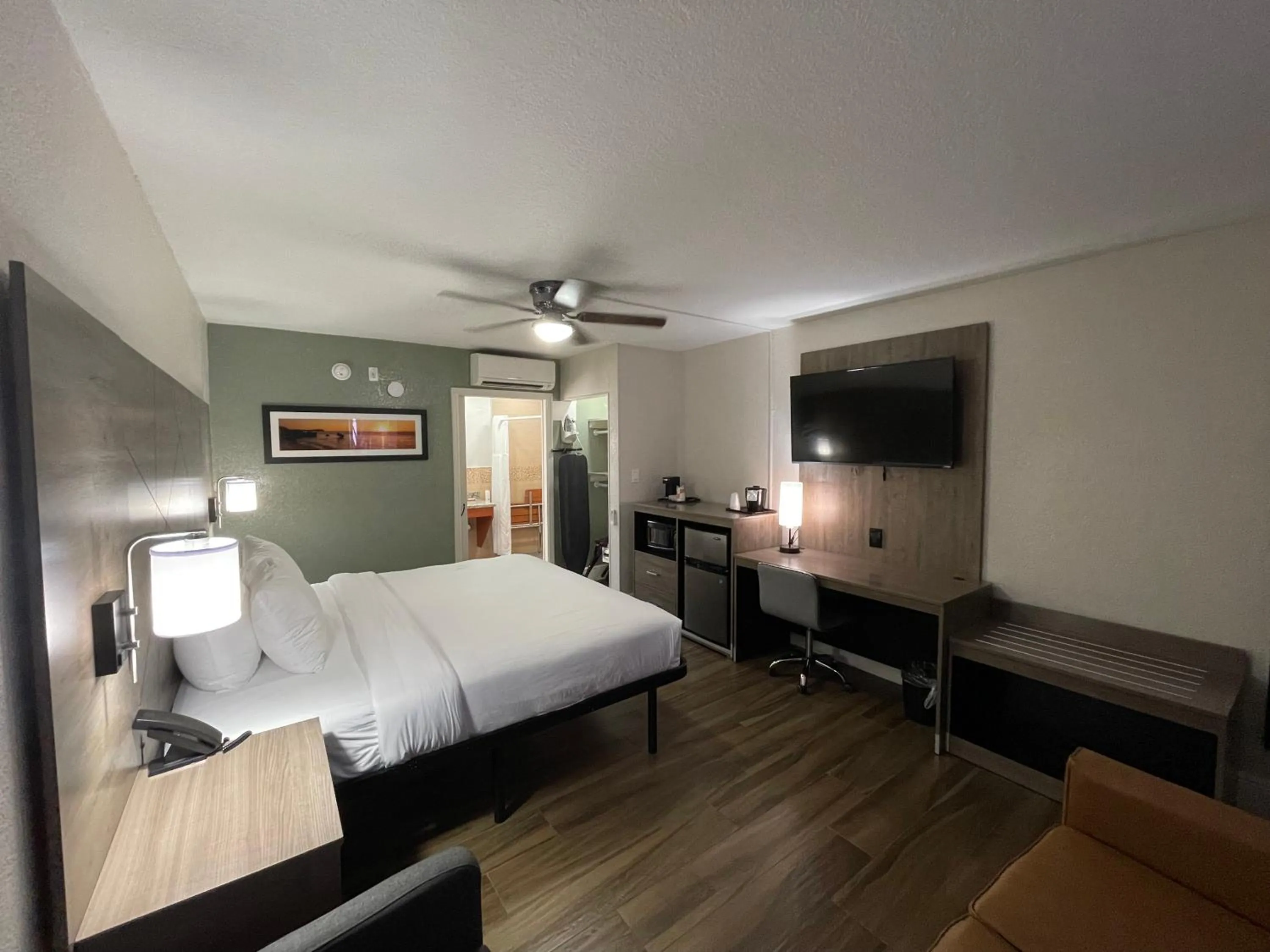 Bedroom, Bed in Quality Inn & Suites Airport-Cruise Port Hollywood
