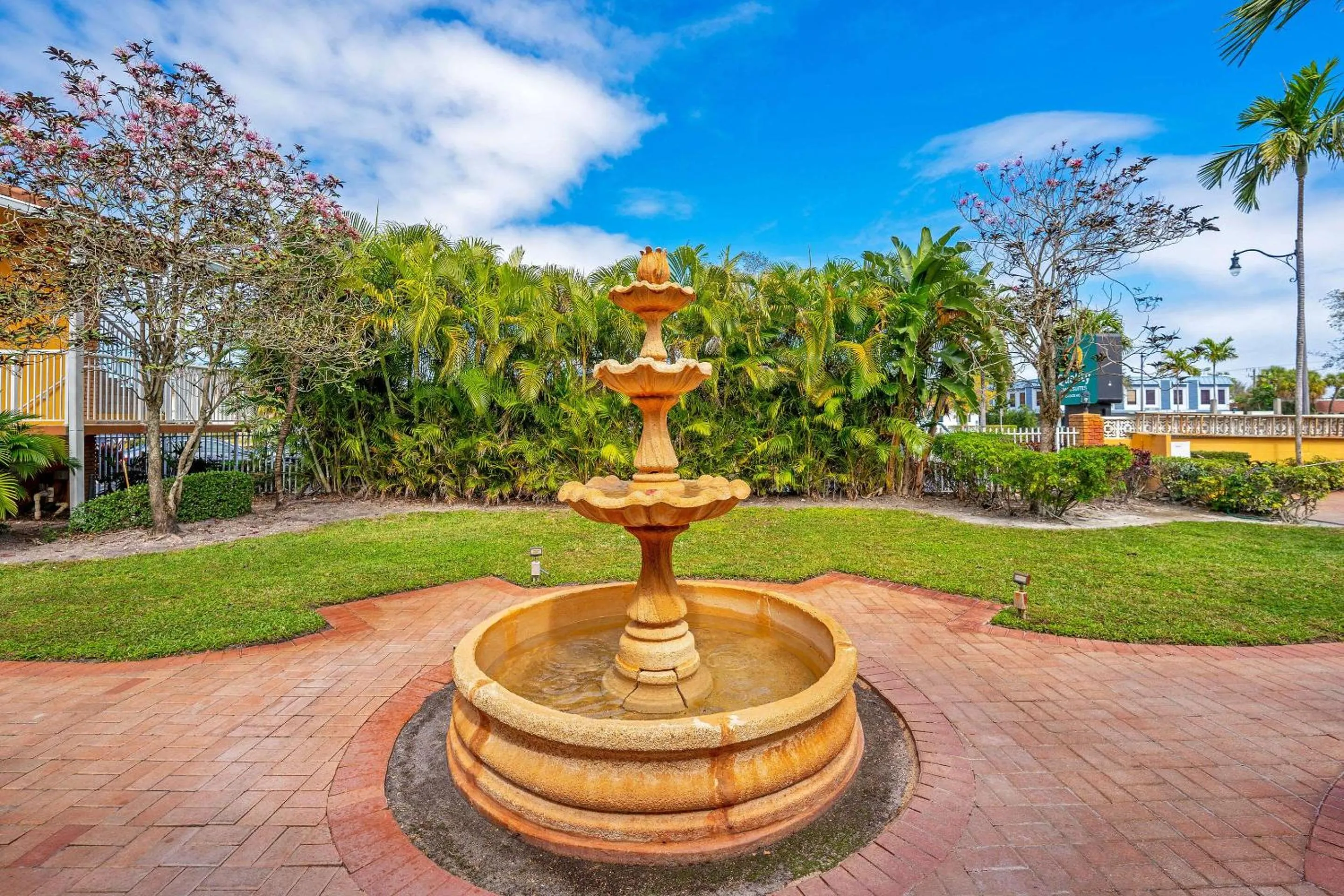 Garden in Quality Inn & Suites Airport-Cruise Port Hollywood