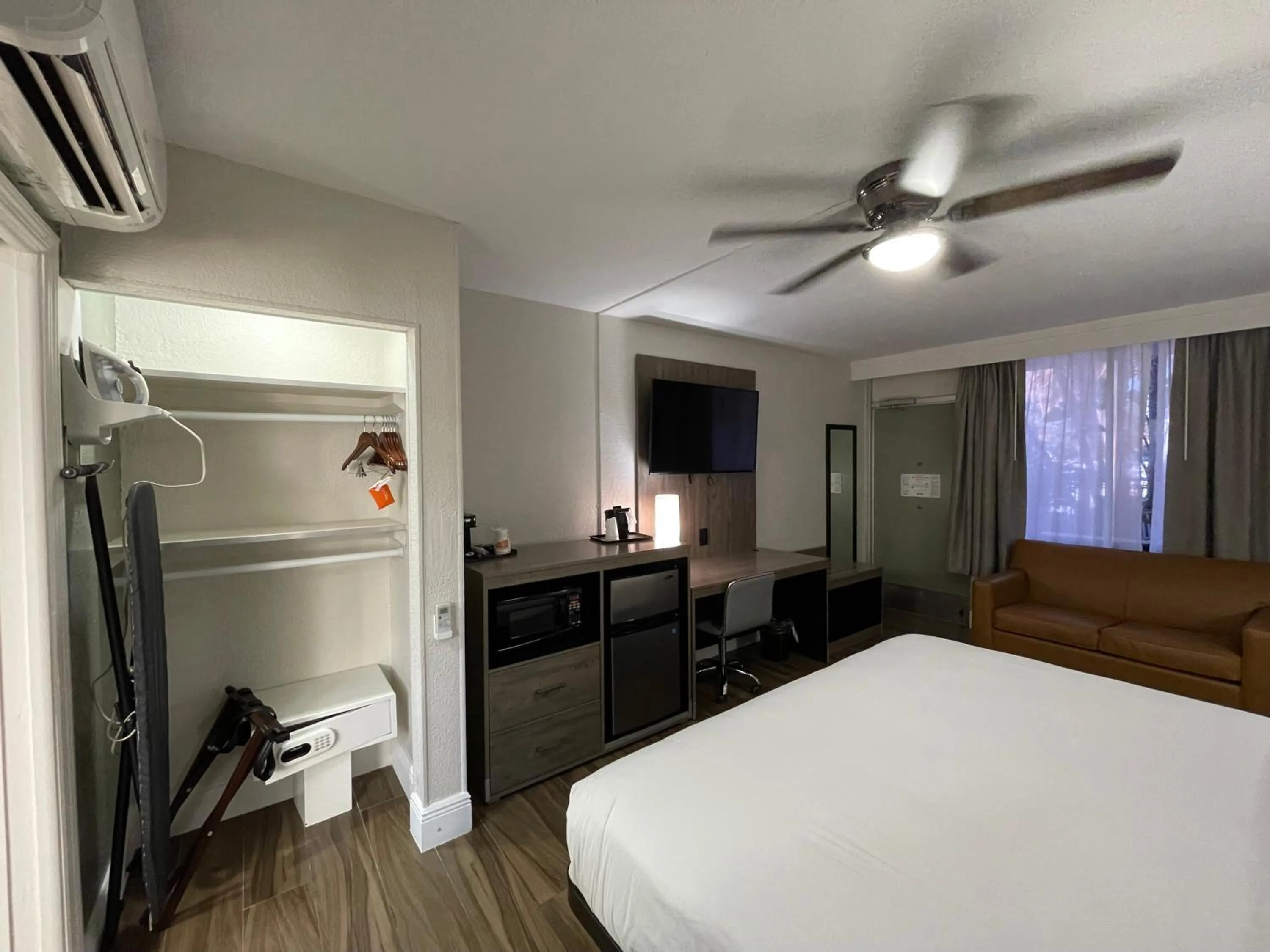 Bedroom, Bed in Quality Inn & Suites Airport-Cruise Port Hollywood