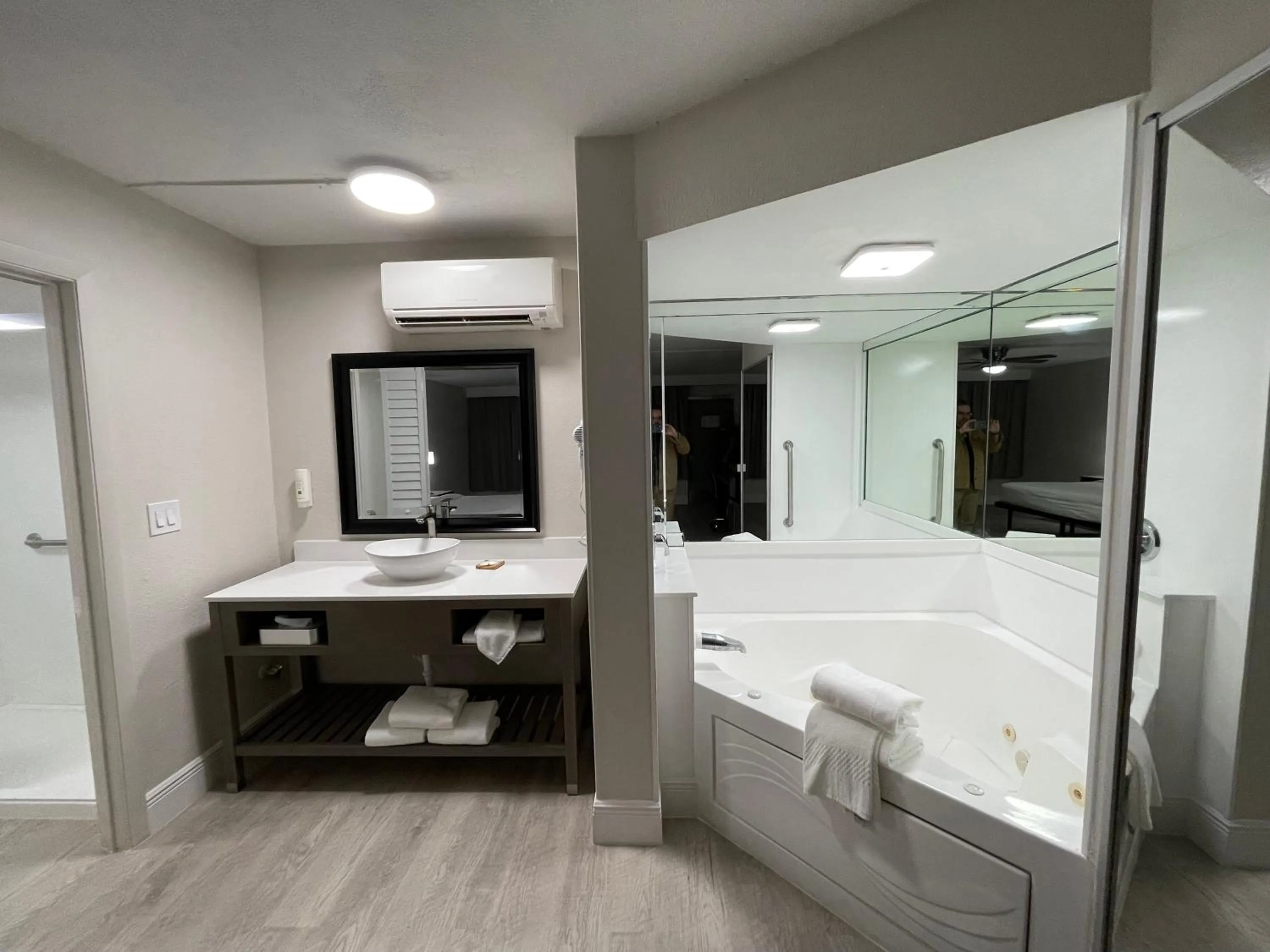 Hot Tub in Quality Inn & Suites Airport-Cruise Port Hollywood