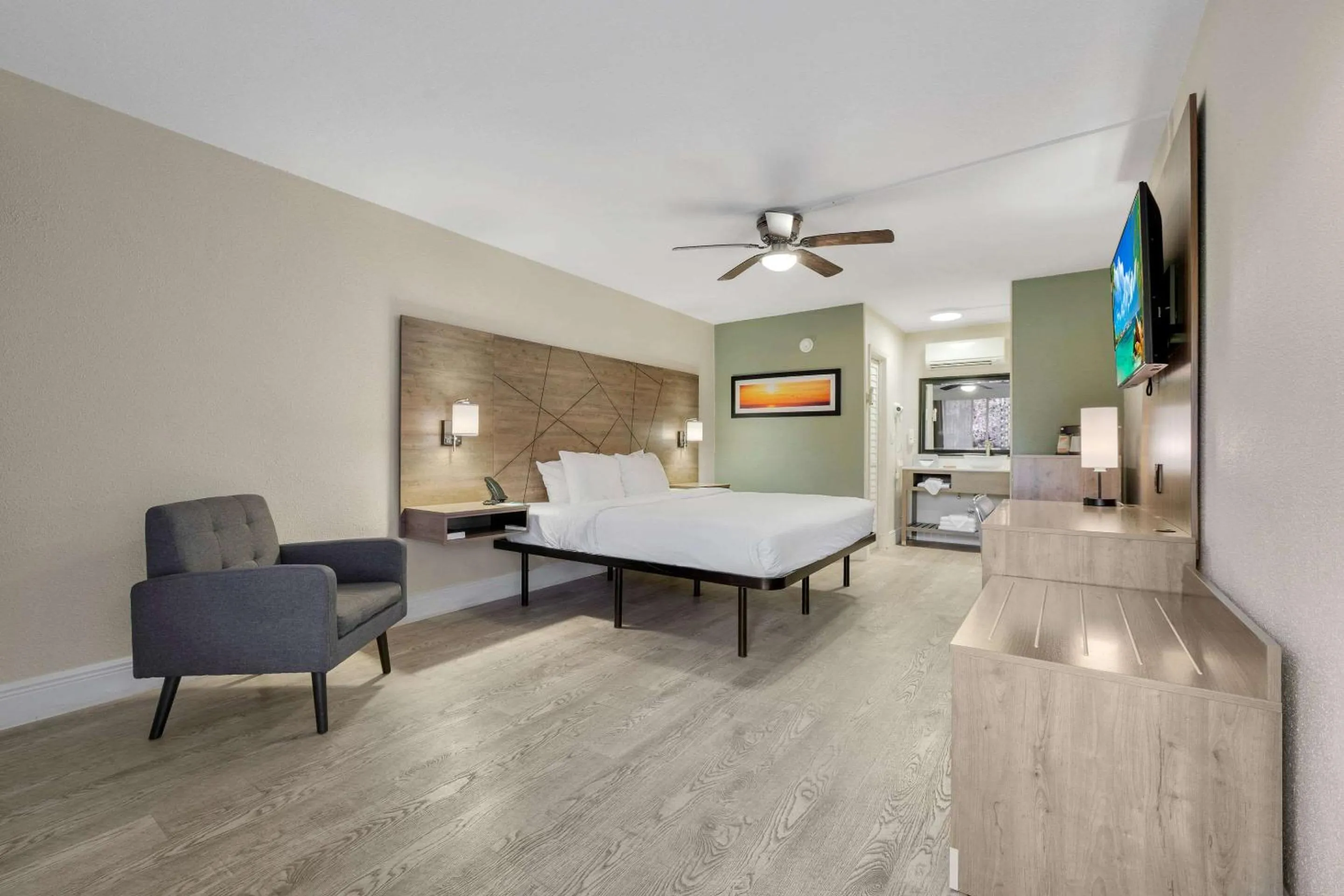 Bedroom in Quality Inn & Suites Airport-Cruise Port Hollywood