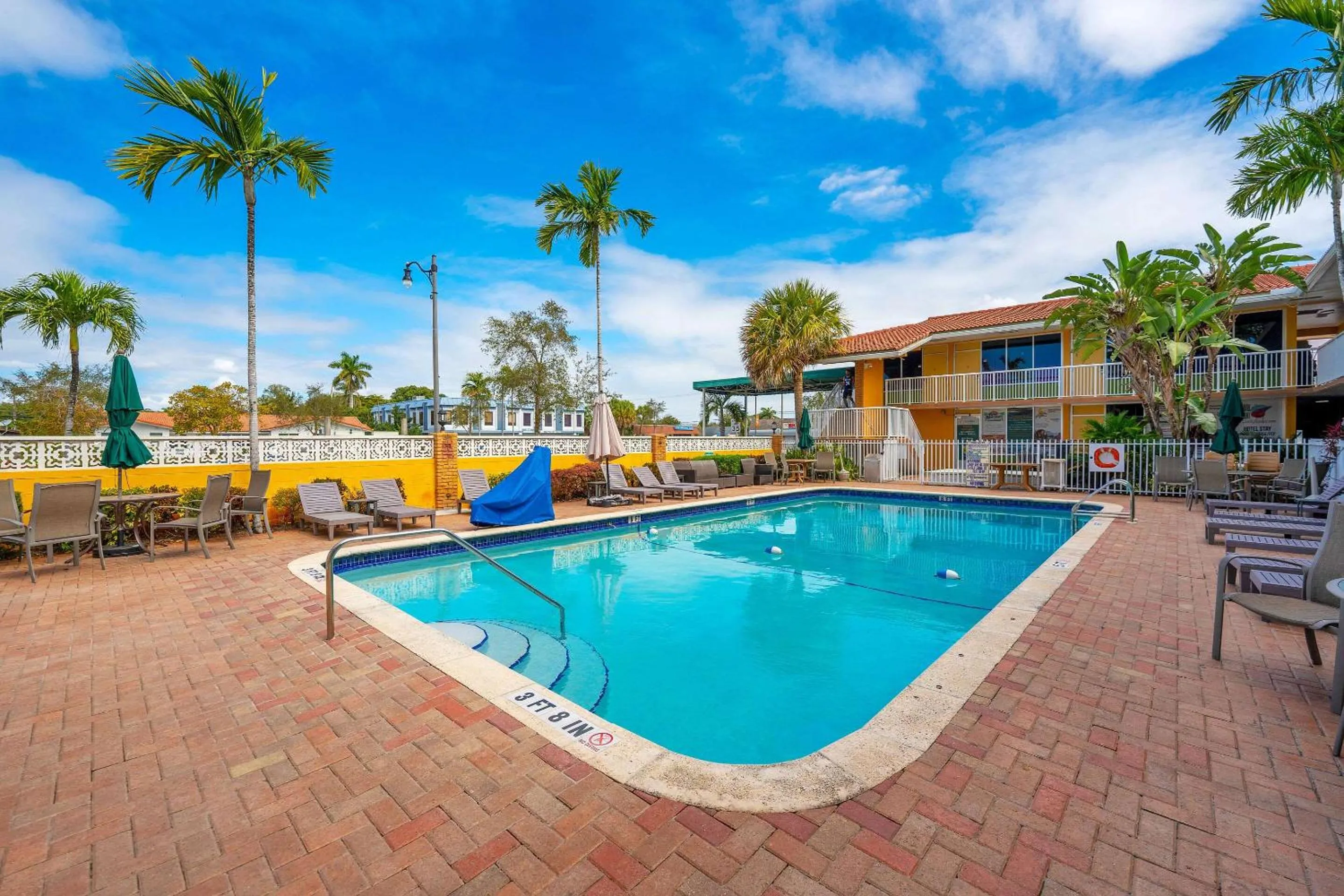 Swimming pool in Quality Inn & Suites Airport-Cruise Port Hollywood
