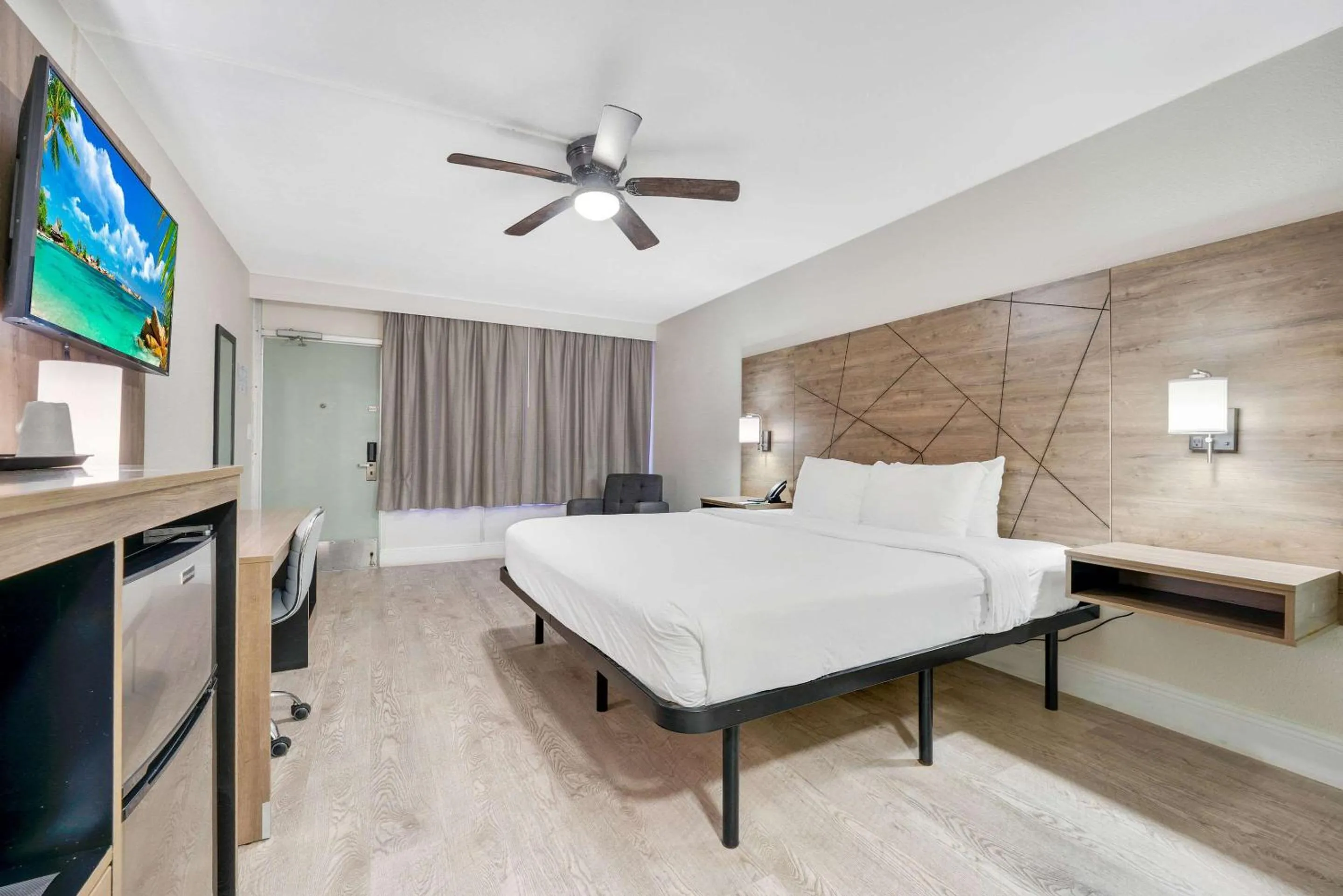 Bedroom, Bed in Quality Inn & Suites Airport-Cruise Port Hollywood