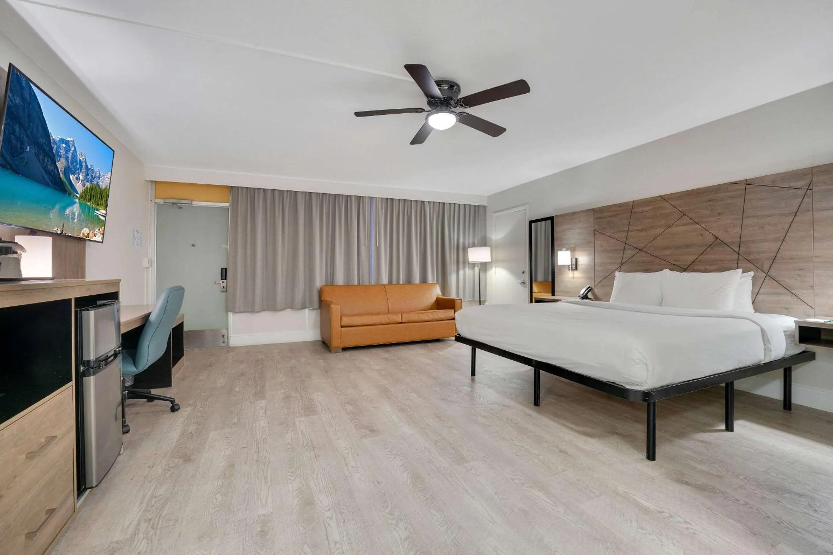 Bedroom, Bed in Quality Inn & Suites Airport-Cruise Port Hollywood