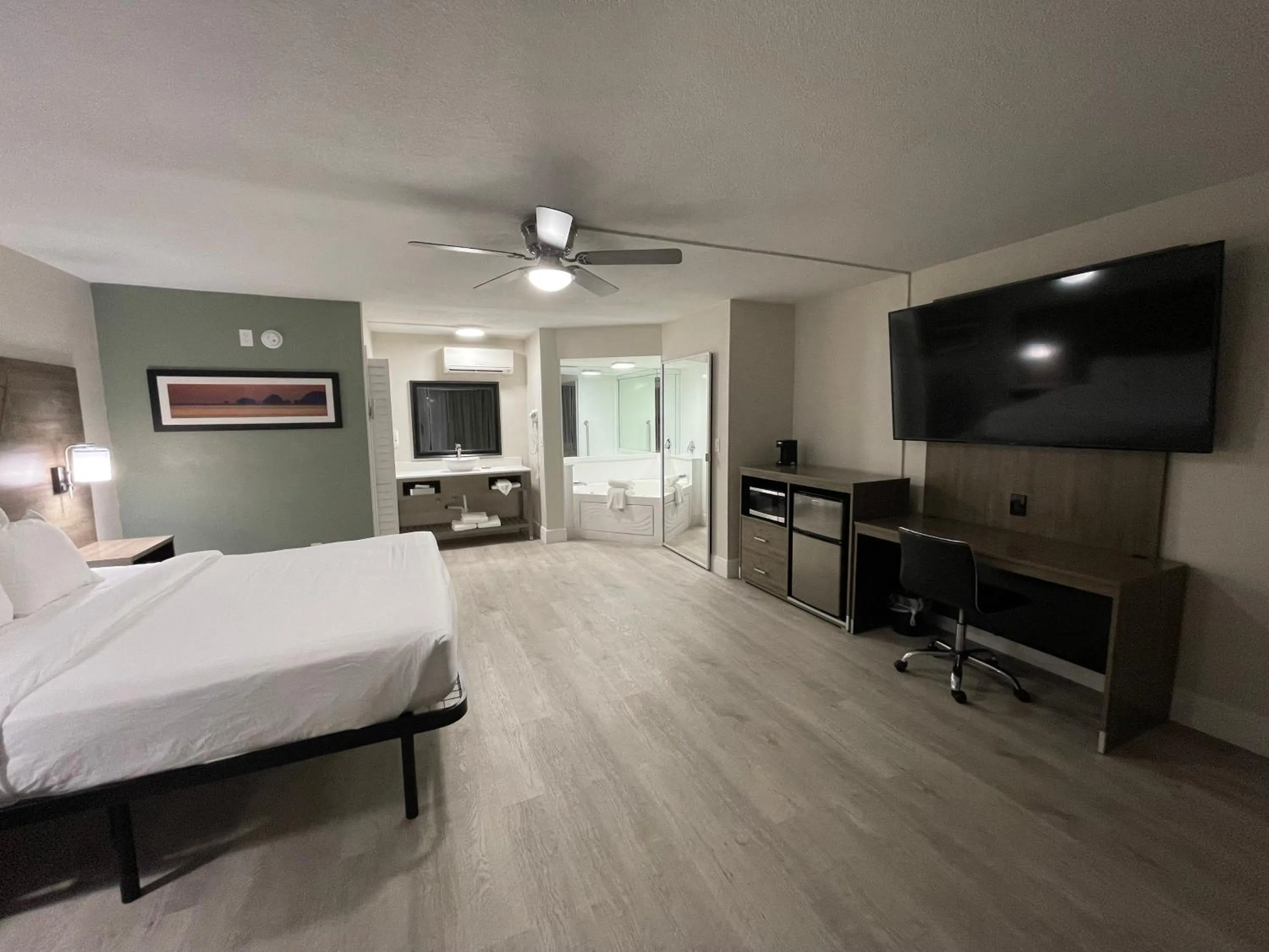 Bed in Quality Inn & Suites Airport-Cruise Port Hollywood