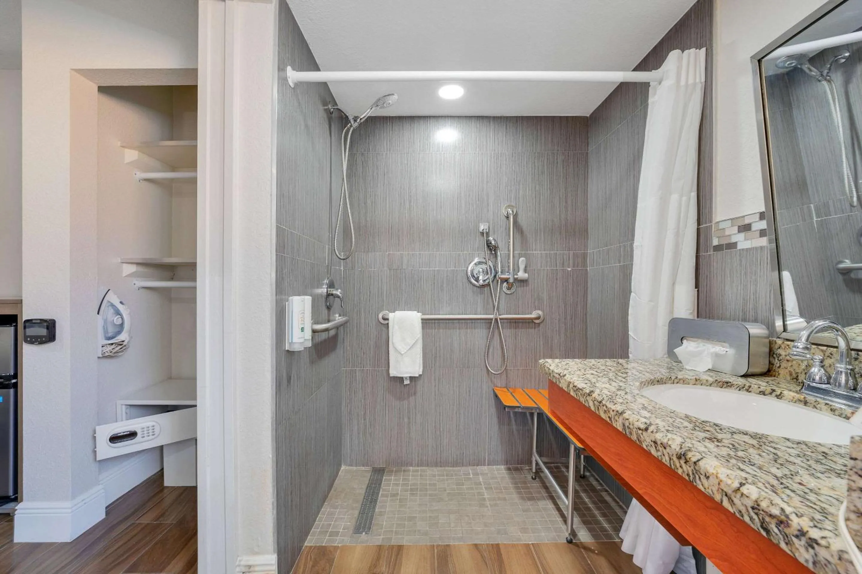 Bedroom in Quality Inn & Suites Airport-Cruise Port Hollywood