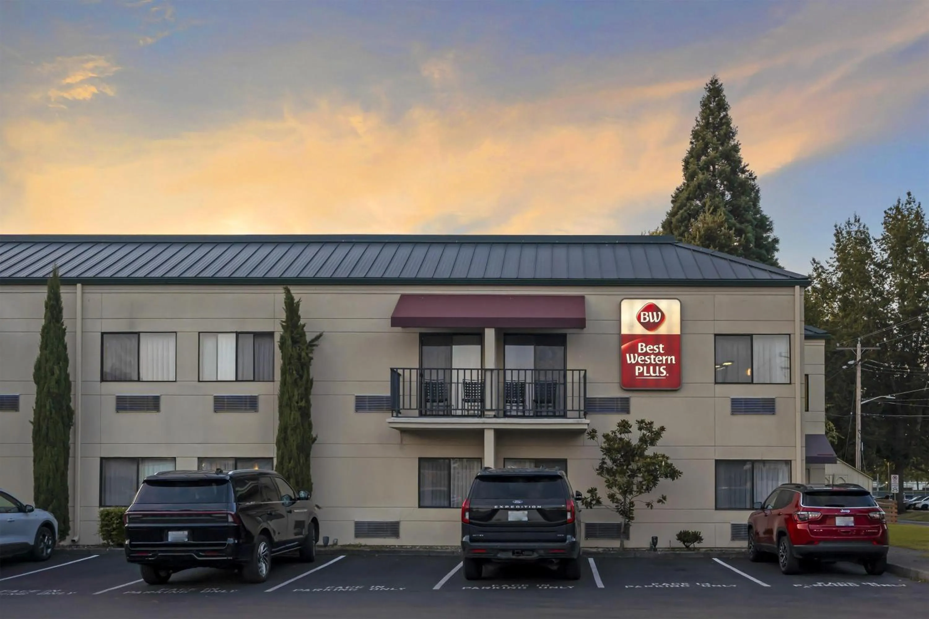 Property building in Best Western Plus Plaza by the Green