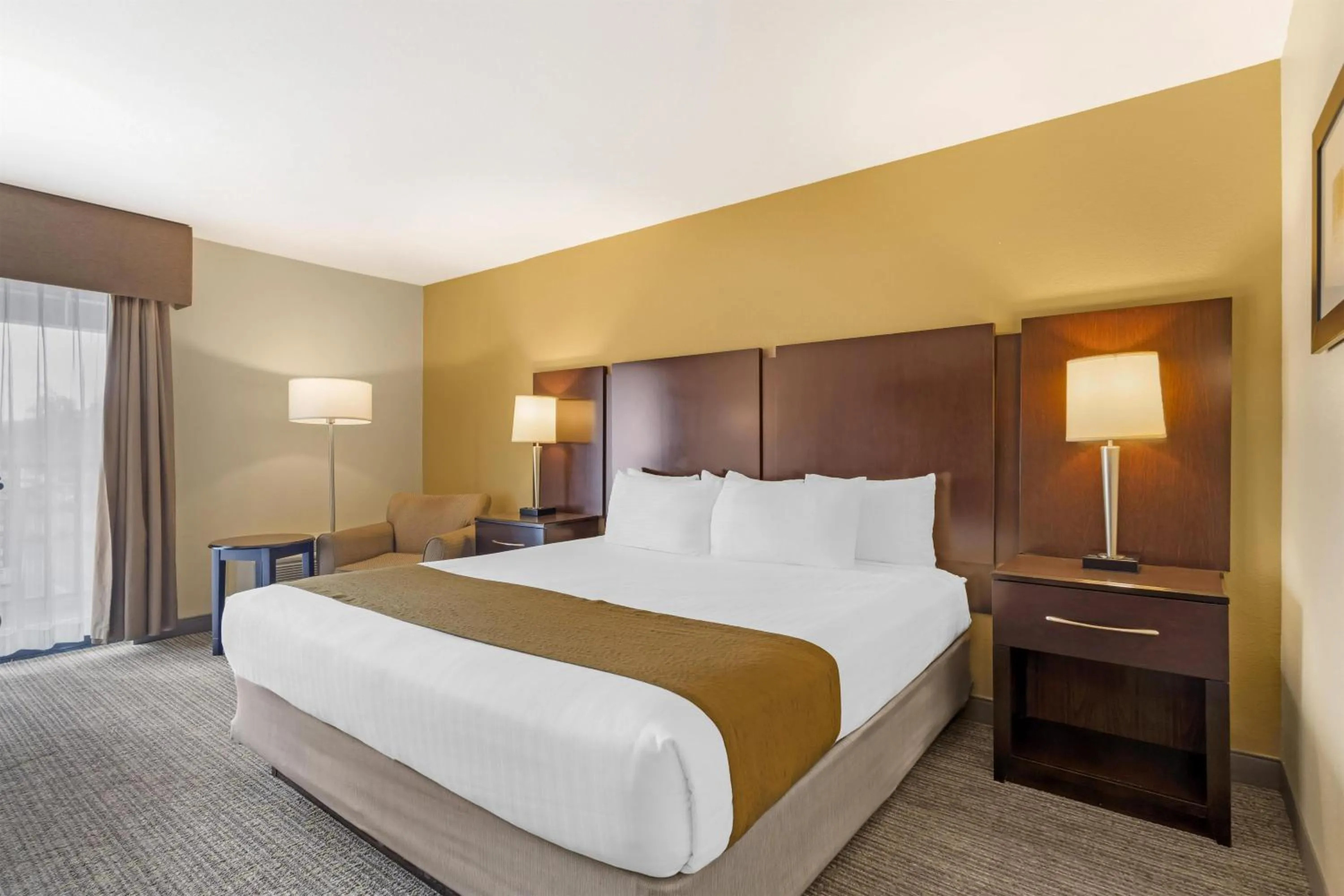 Bedroom, Bed in Best Western Plus Plaza by the Green