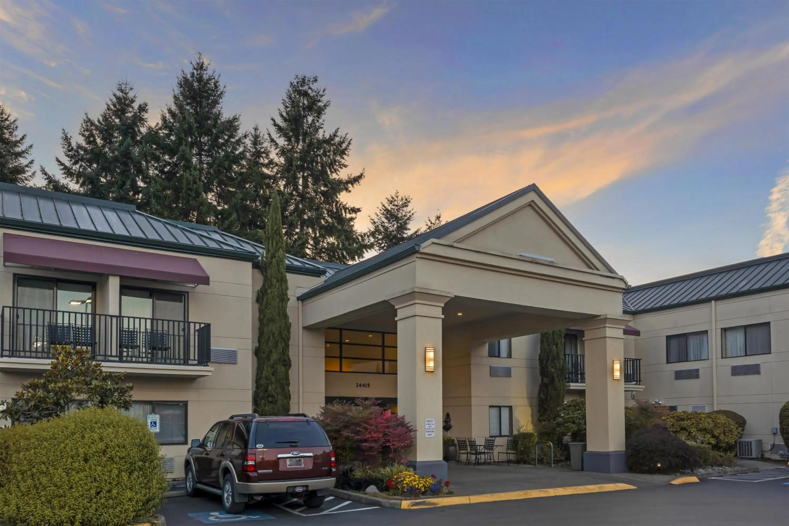 Property building in Best Western Plus Plaza by the Green