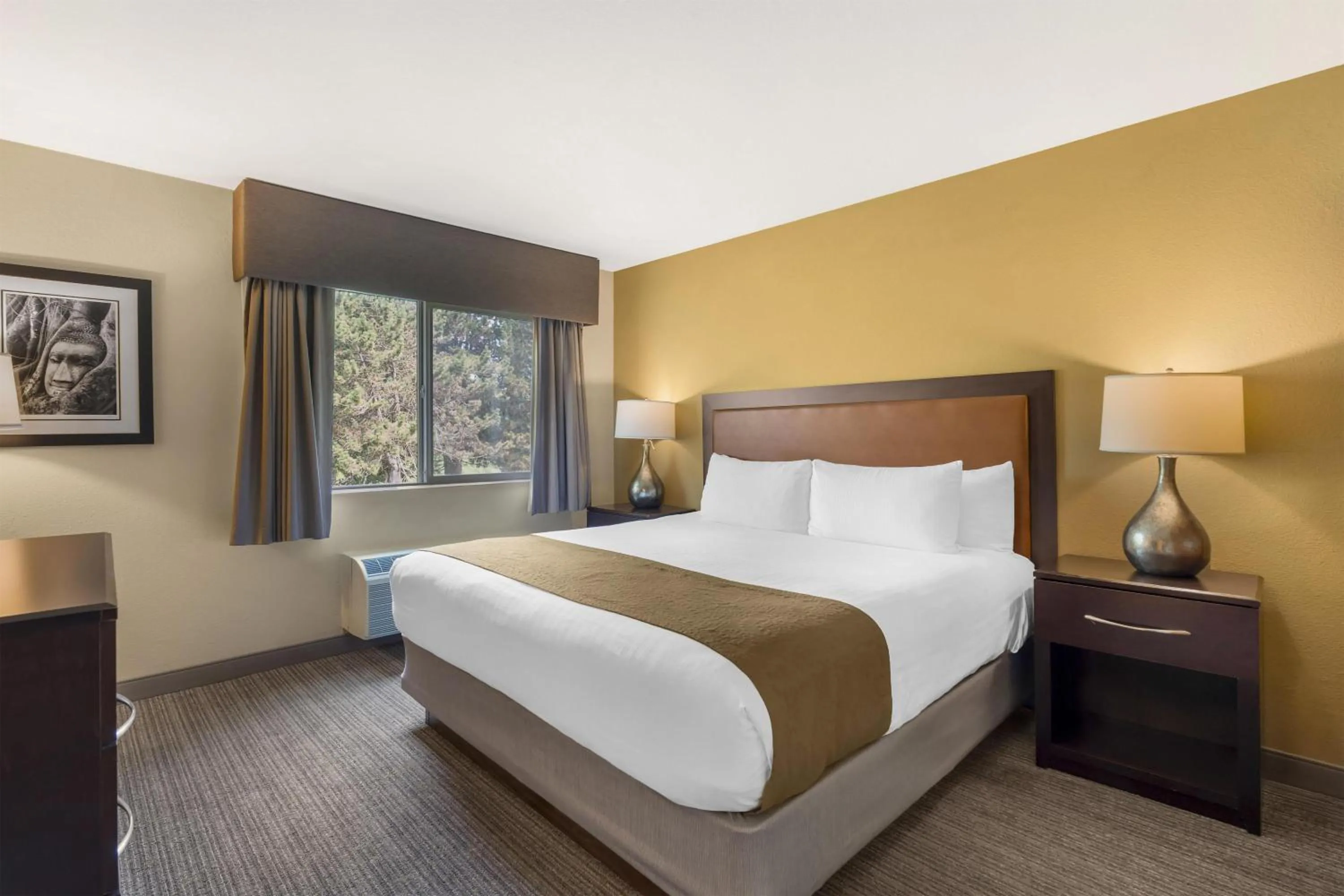 Photo of the whole room, Bed in Best Western Plus Plaza by the Green