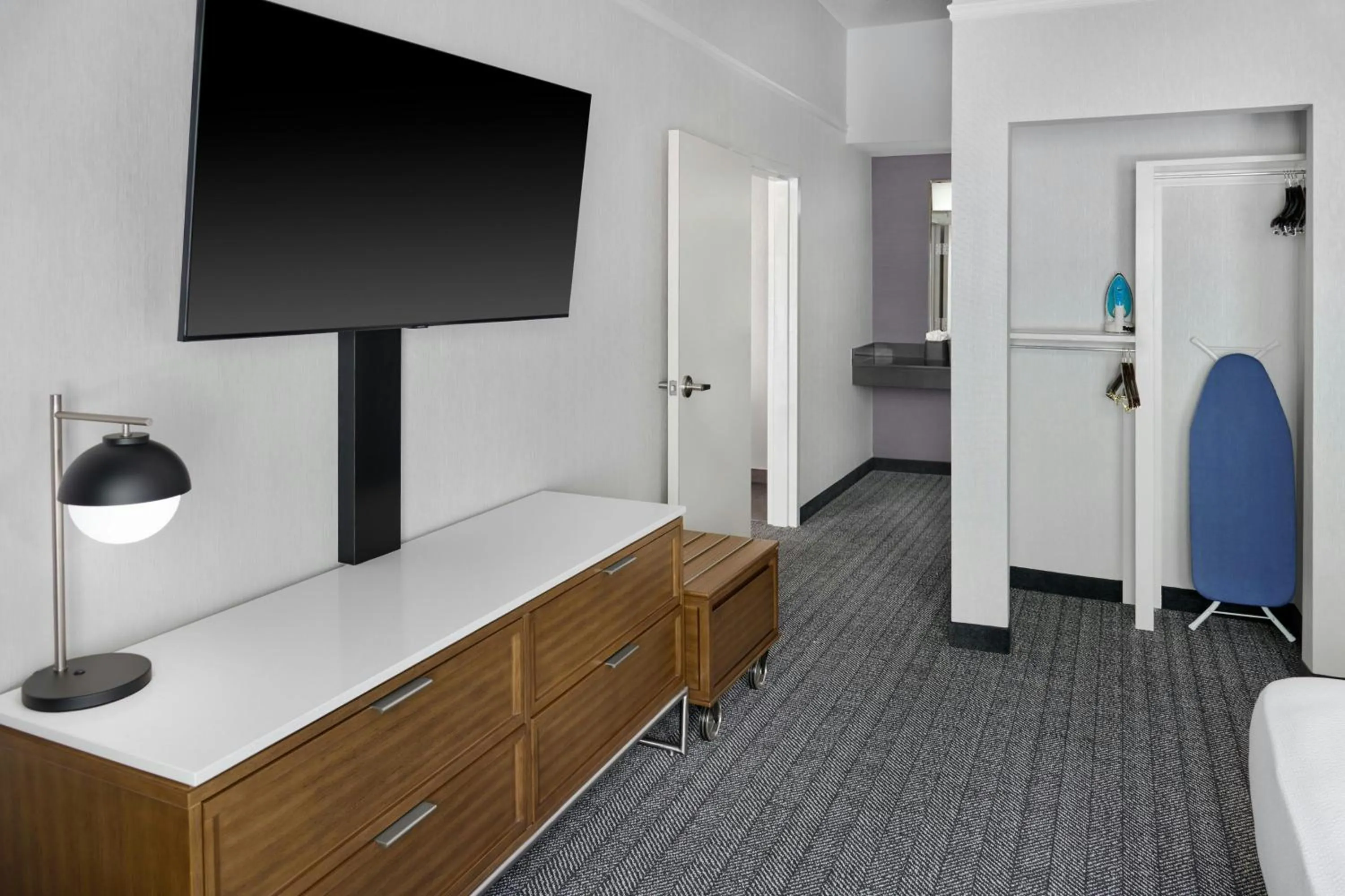 Photo of the whole room, Bed in Courtyard by Marriott Kansas City Shawnee