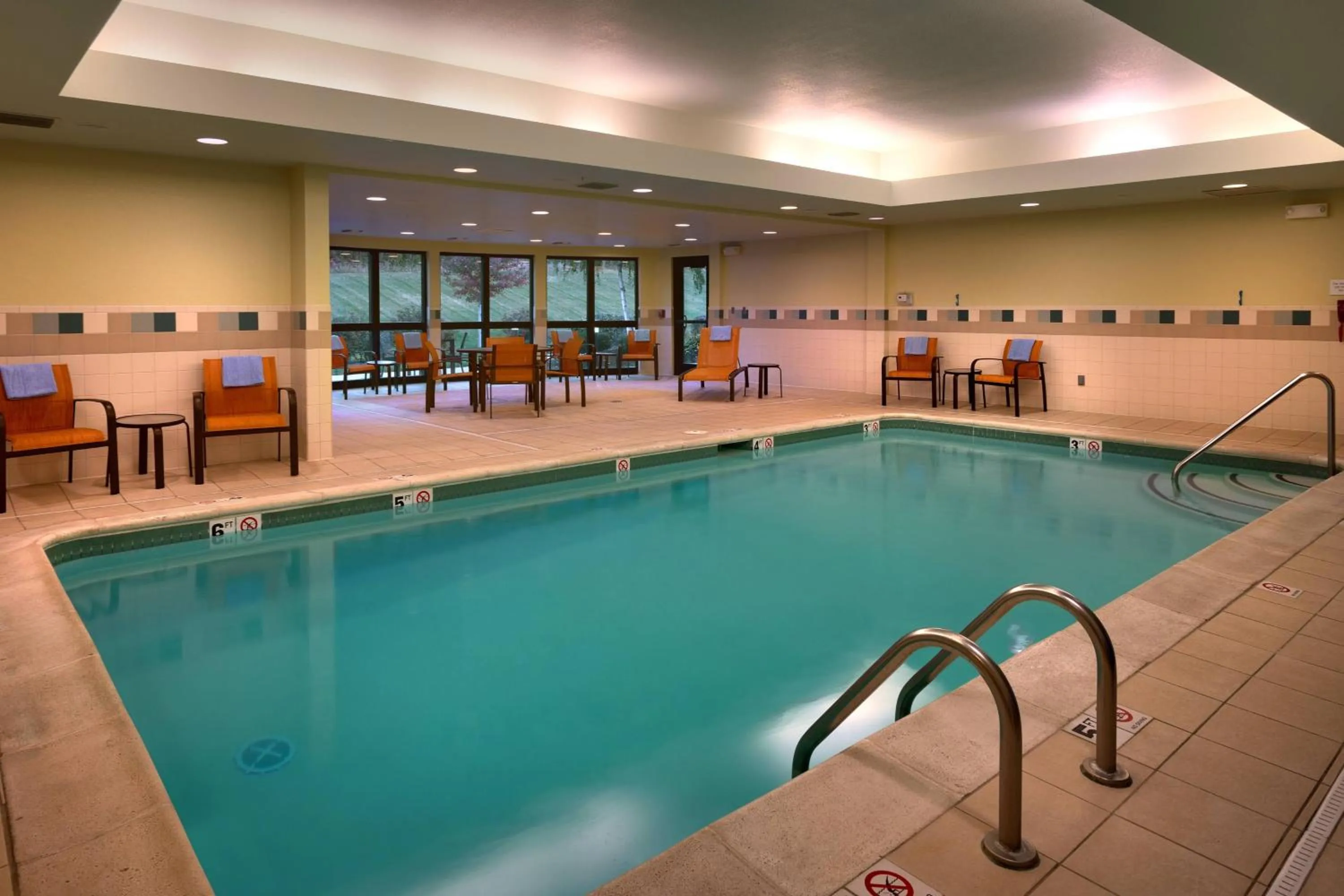 Swimming pool in Courtyard by Marriott Kansas City Shawnee