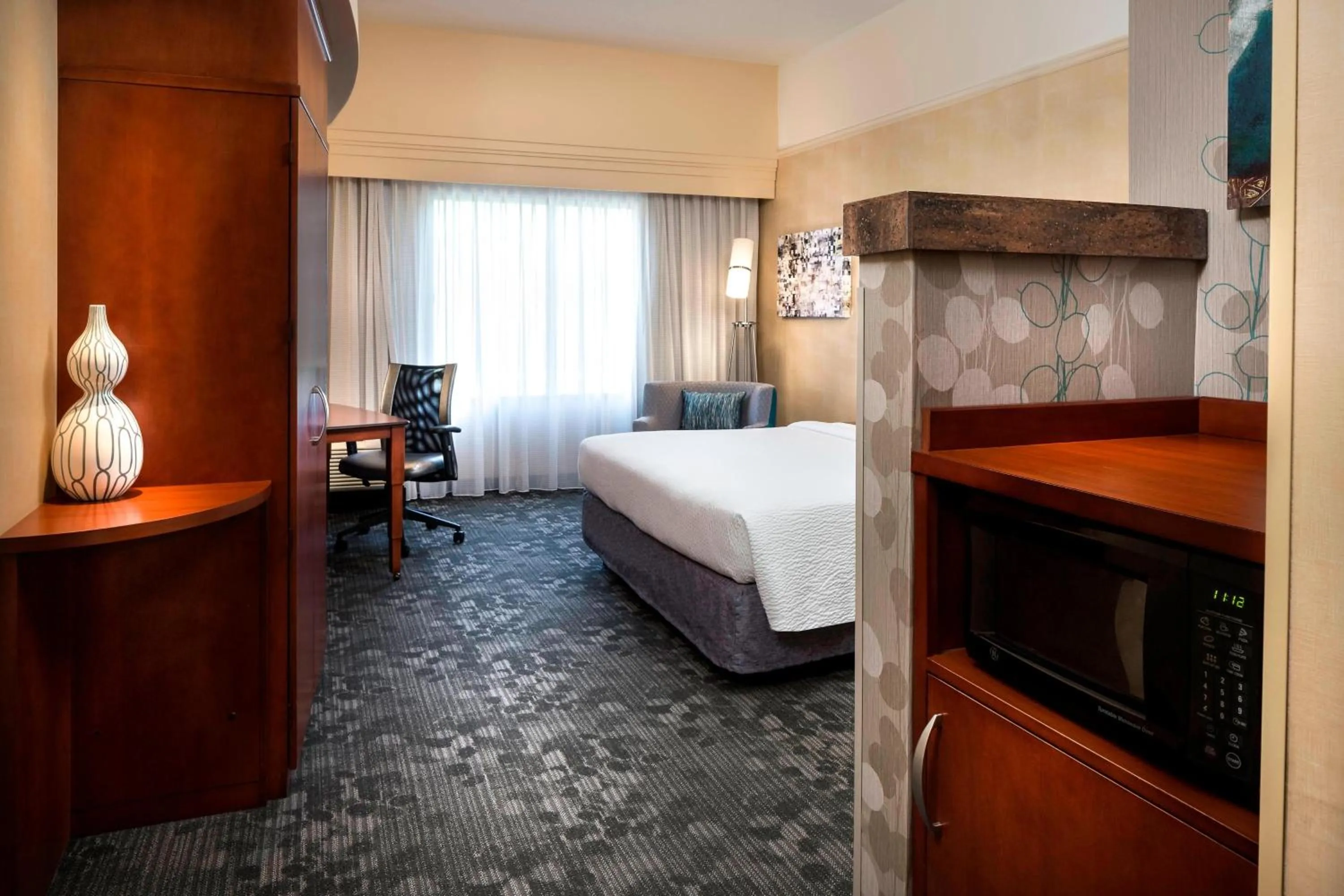 King Room with Sofa Bed in Courtyard by Marriott Kansas City Shawnee