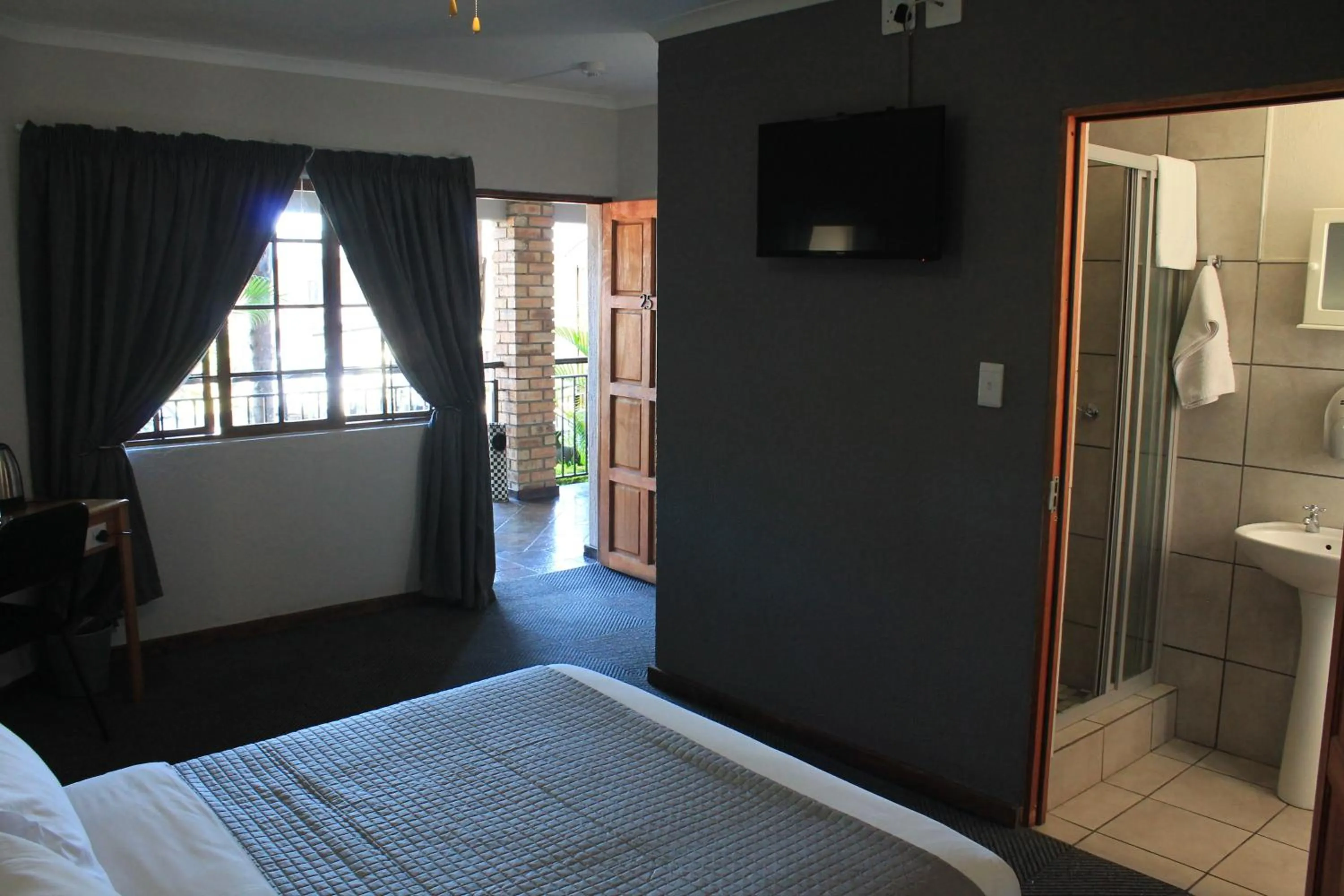 Photo of the whole room, Bed in Nelspruit Lodge