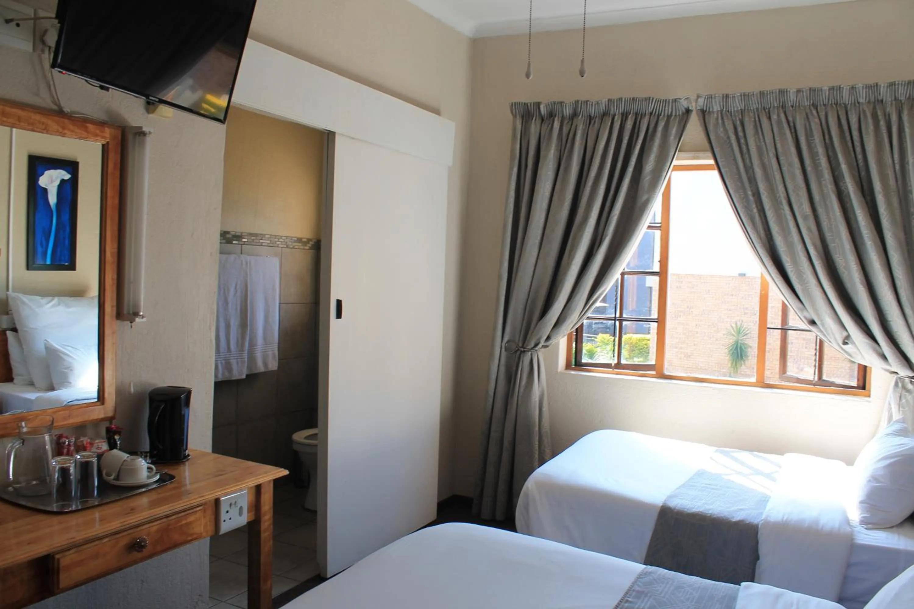 Bedroom, Bed in Nelspruit Lodge