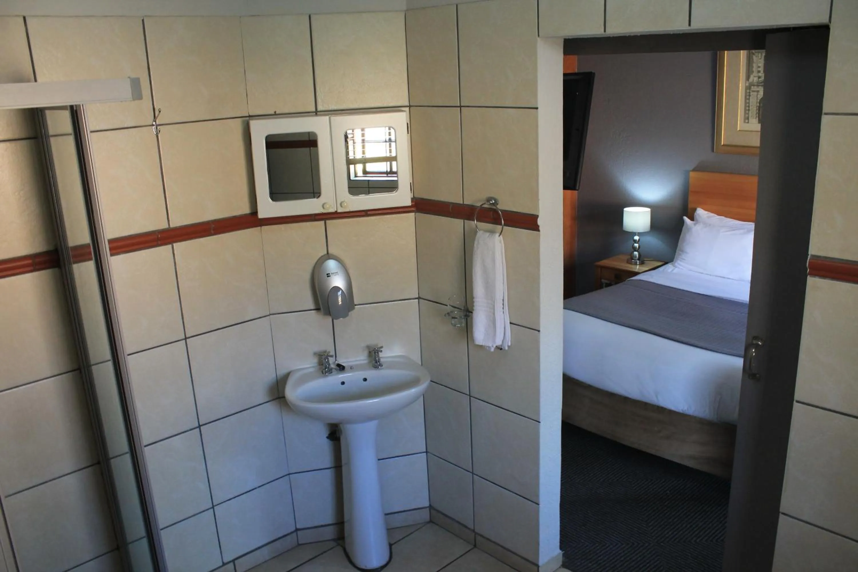 Bathroom, Bed in Nelspruit Lodge