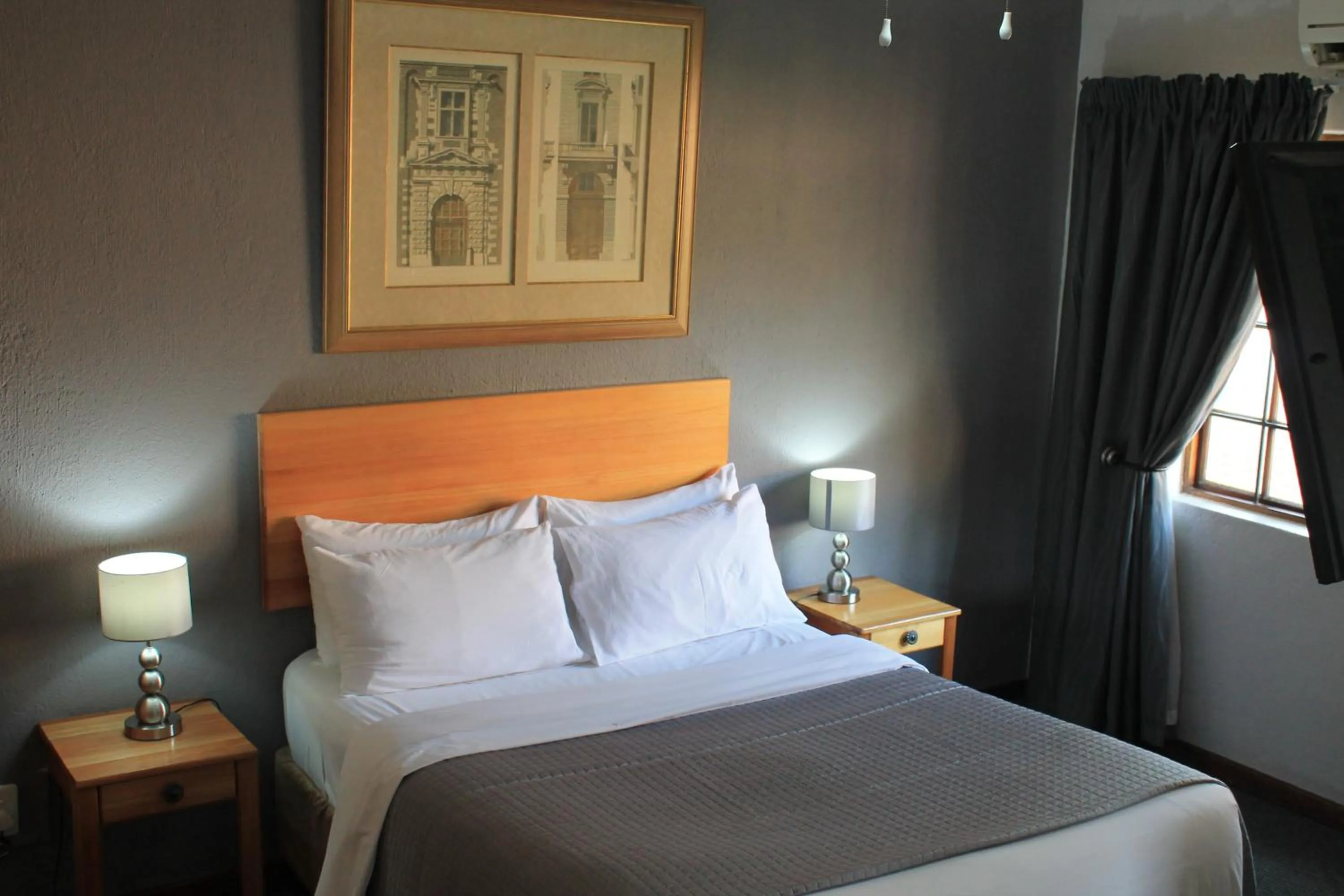 Bathroom, Bed in Nelspruit Lodge