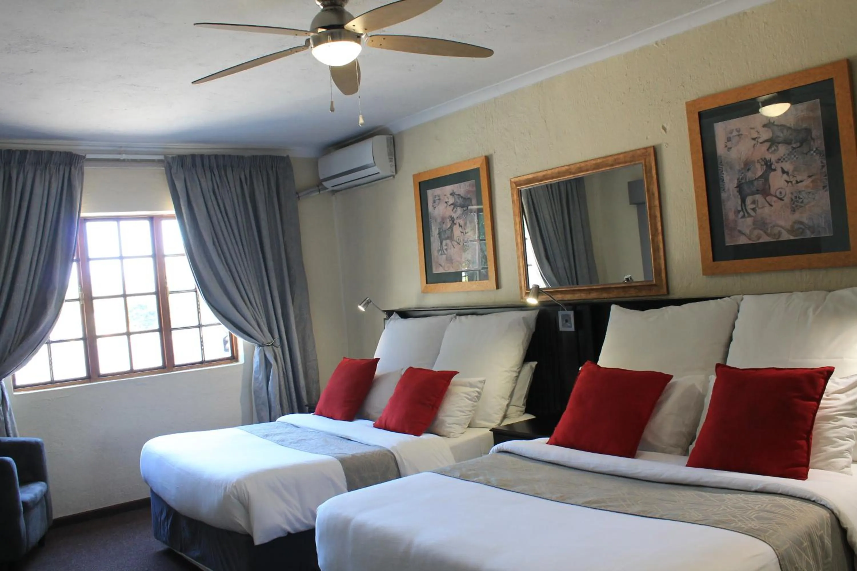 Bedroom, Bed in Nelspruit Lodge
