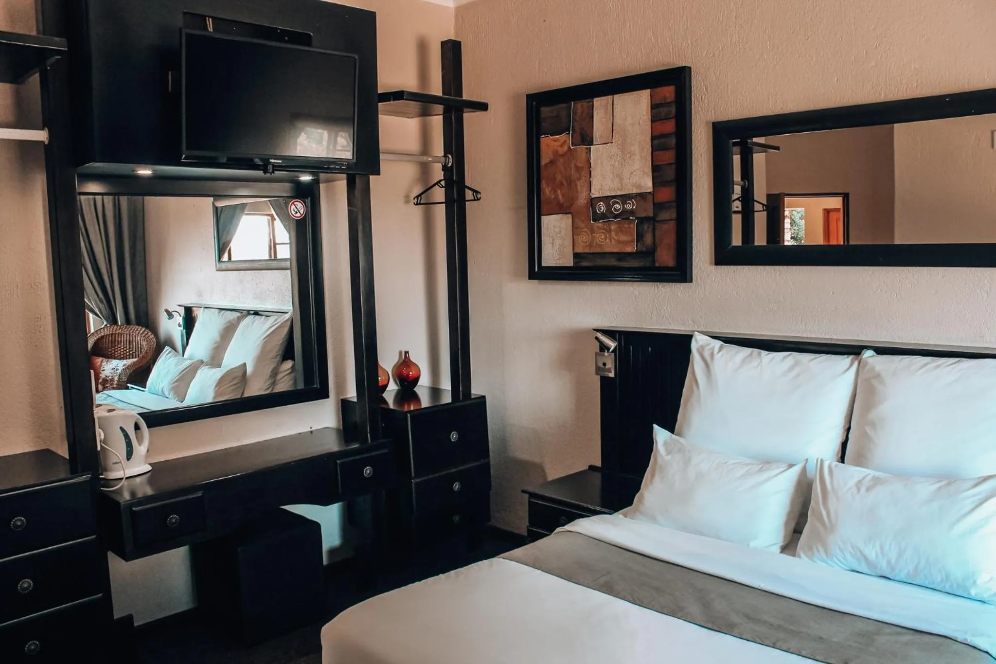 Bedroom, Bed in Nelspruit Lodge