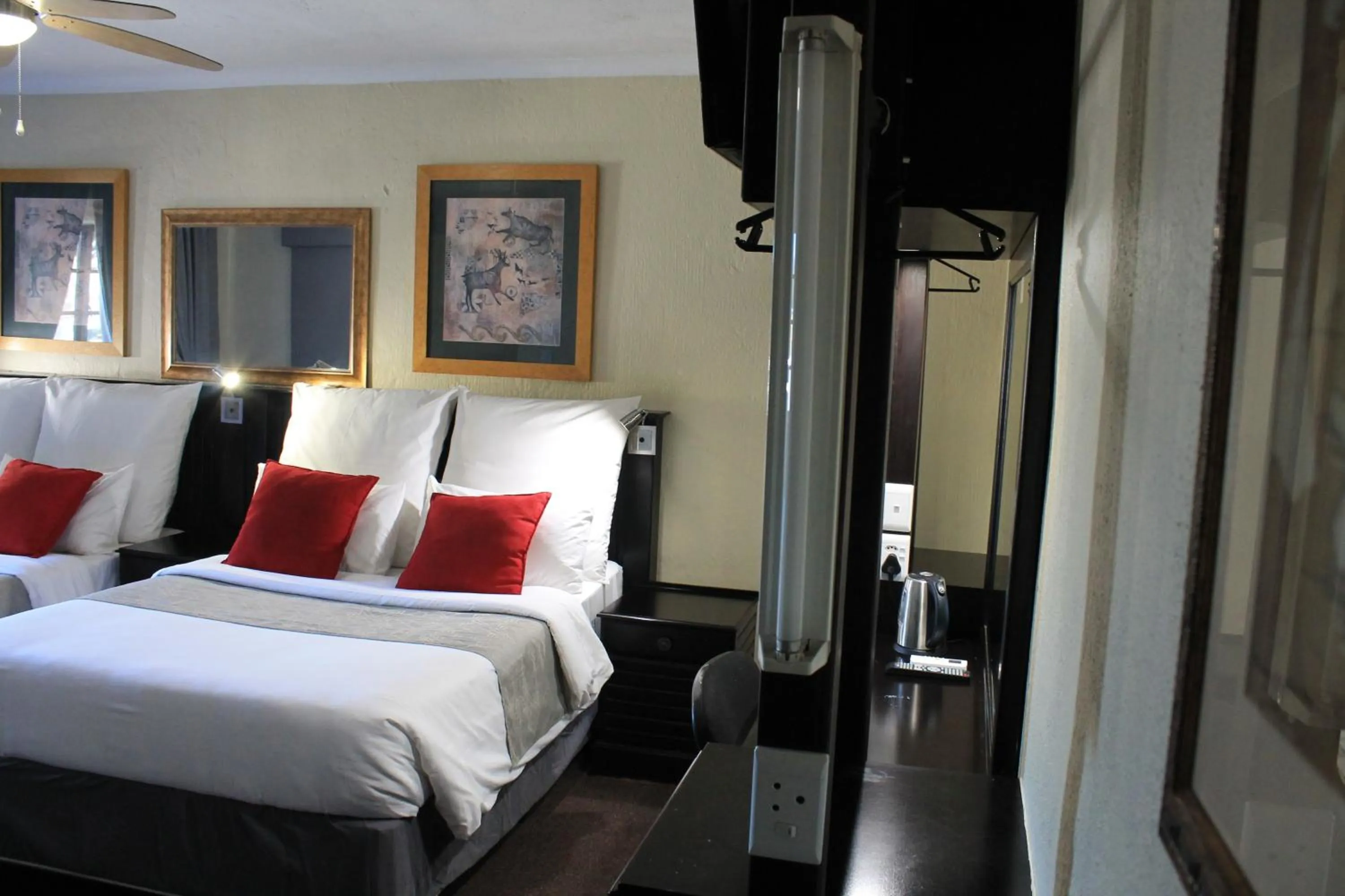 Bedroom, Bed in Nelspruit Lodge