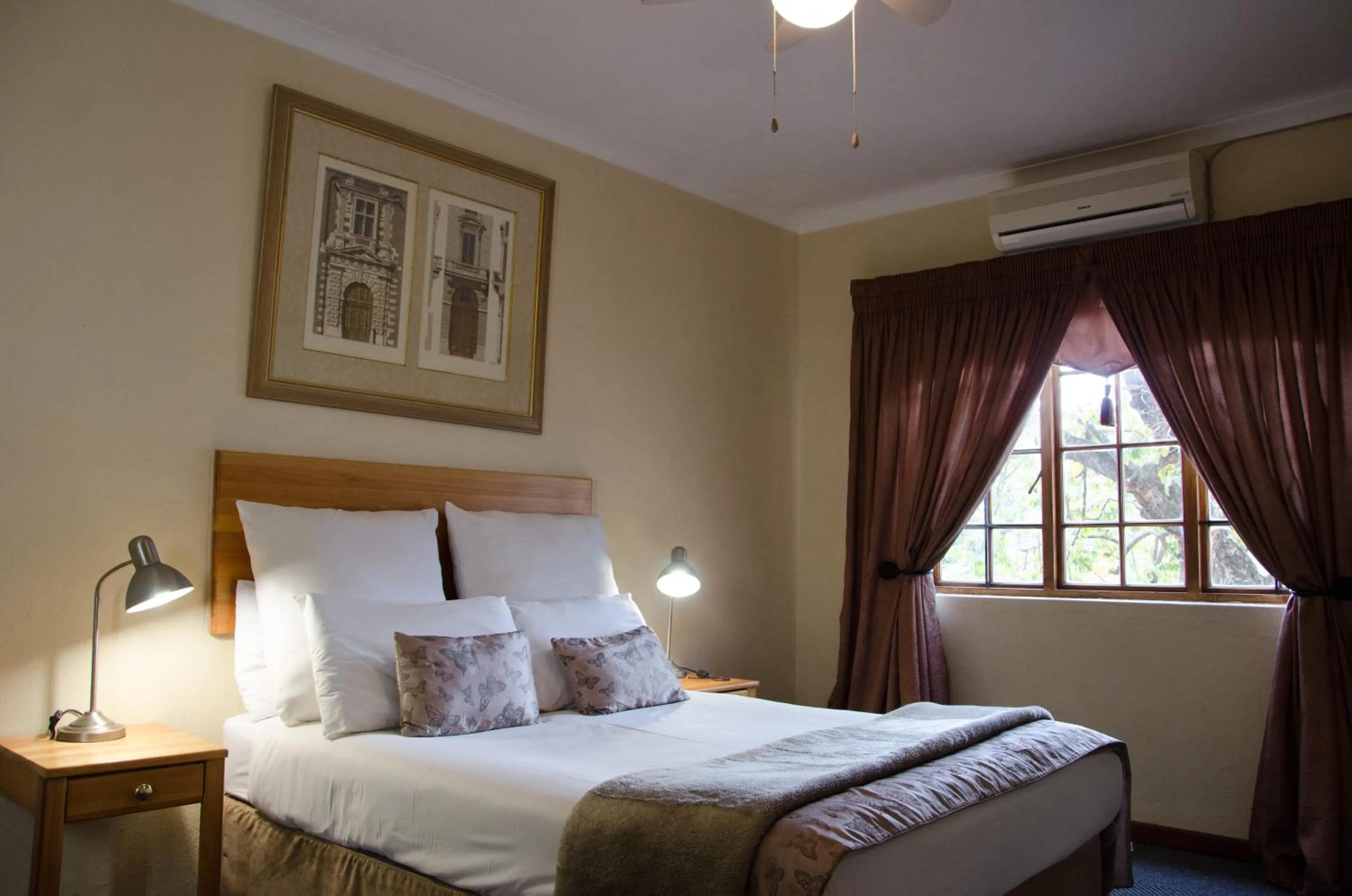 Property building, Bed in Nelspruit Lodge
