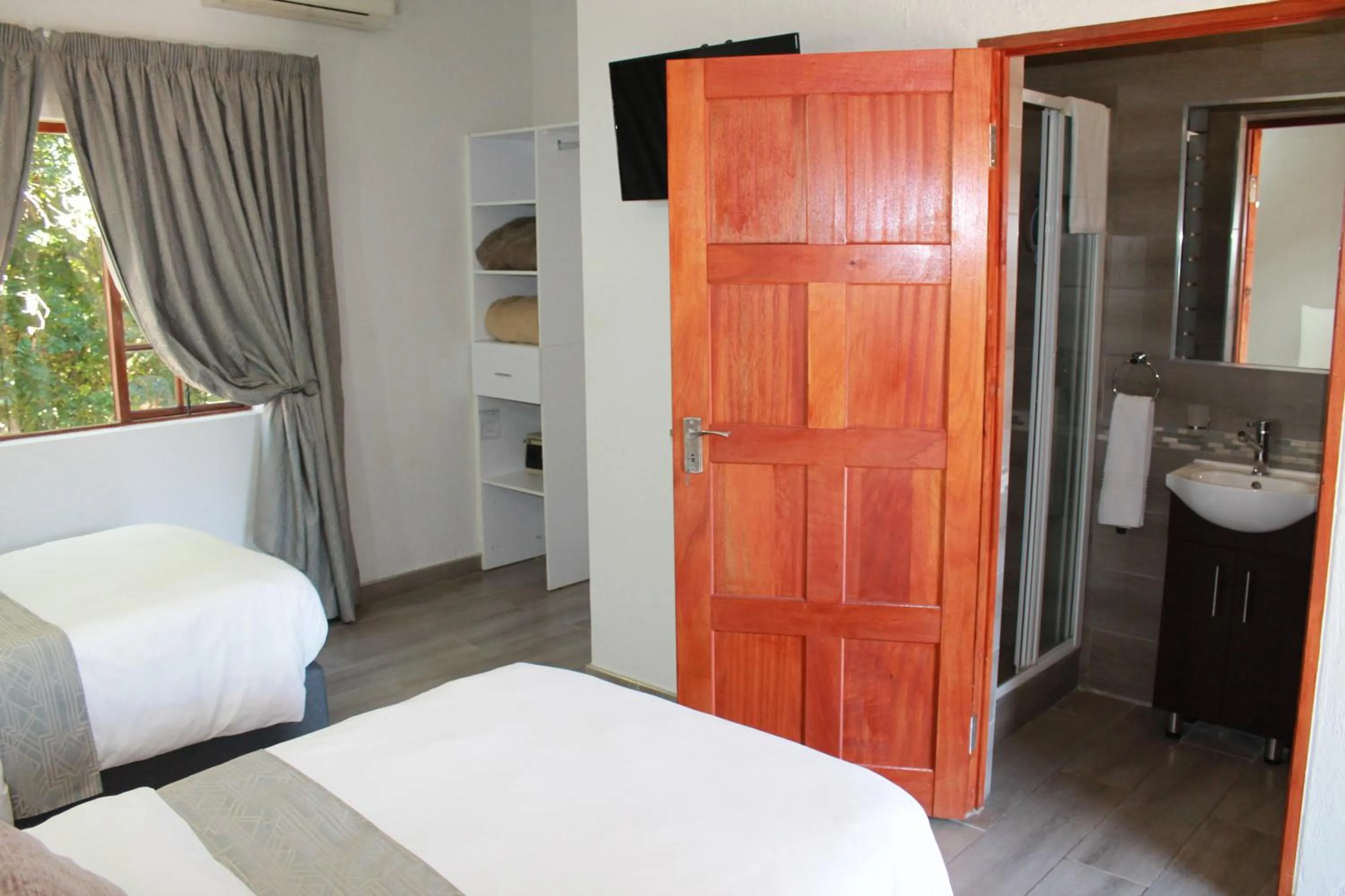 Bedroom, Bed in Nelspruit Lodge