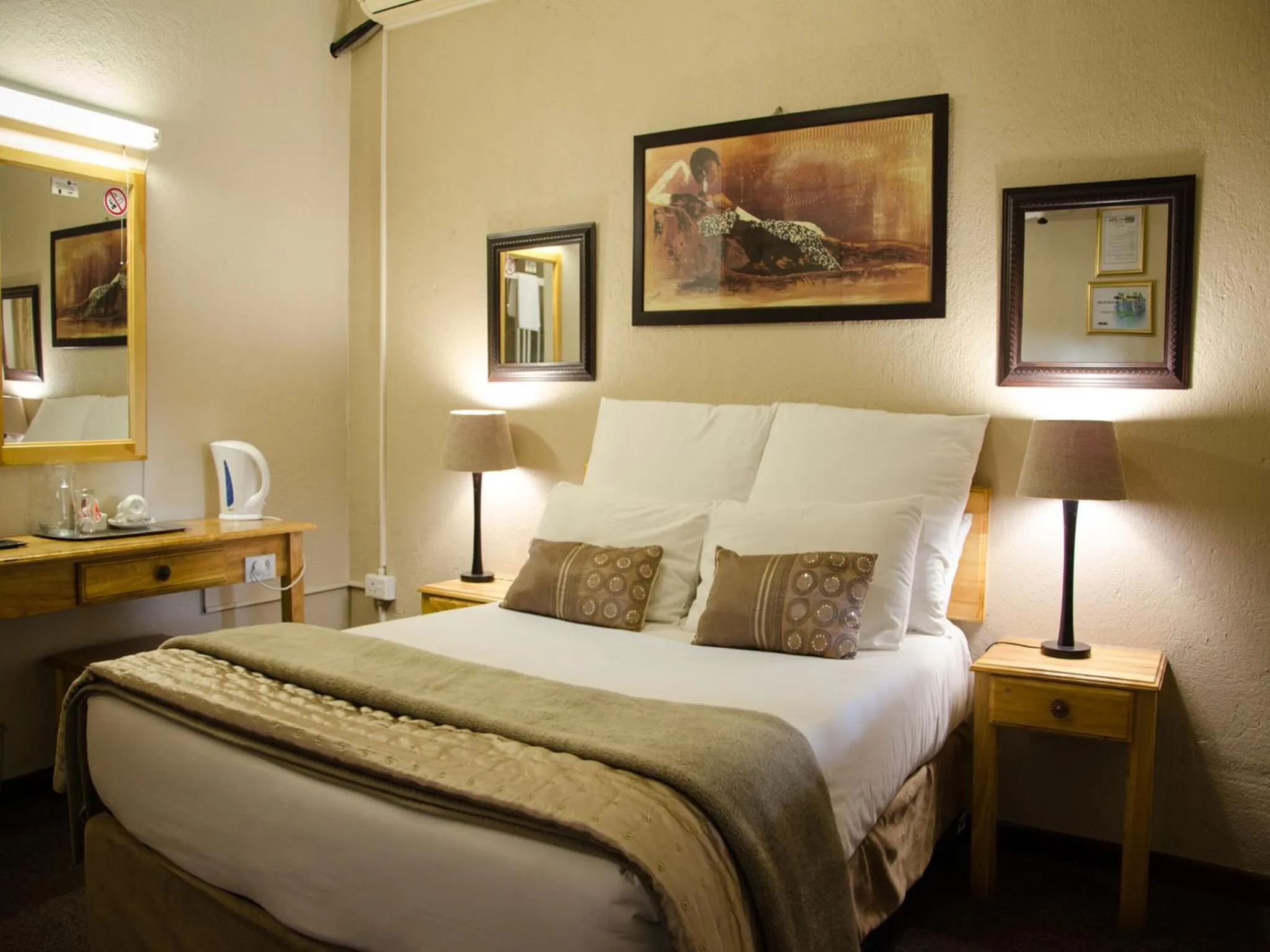 Bedroom, Bed in Nelspruit Lodge