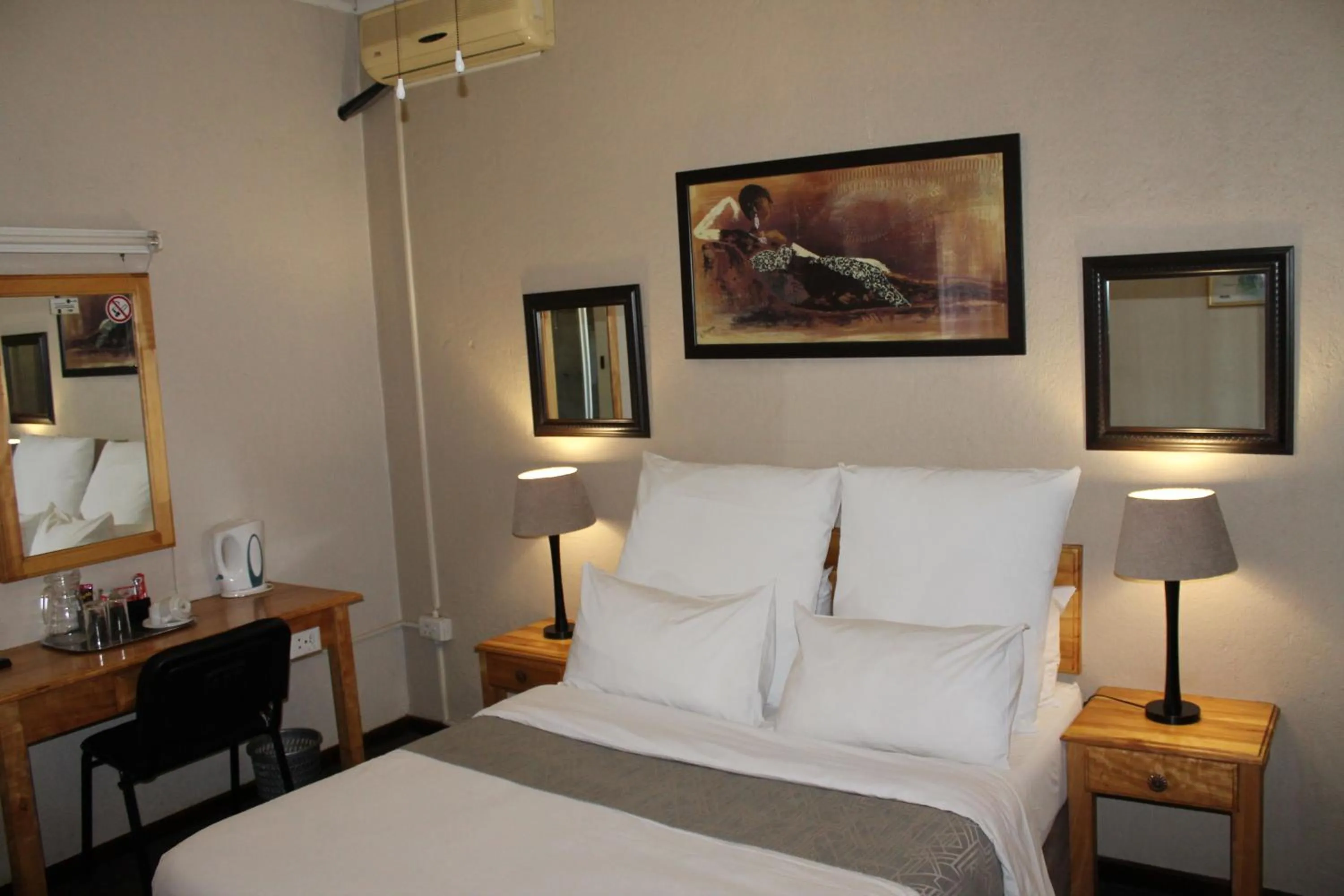 Bedroom, Bed in Nelspruit Lodge