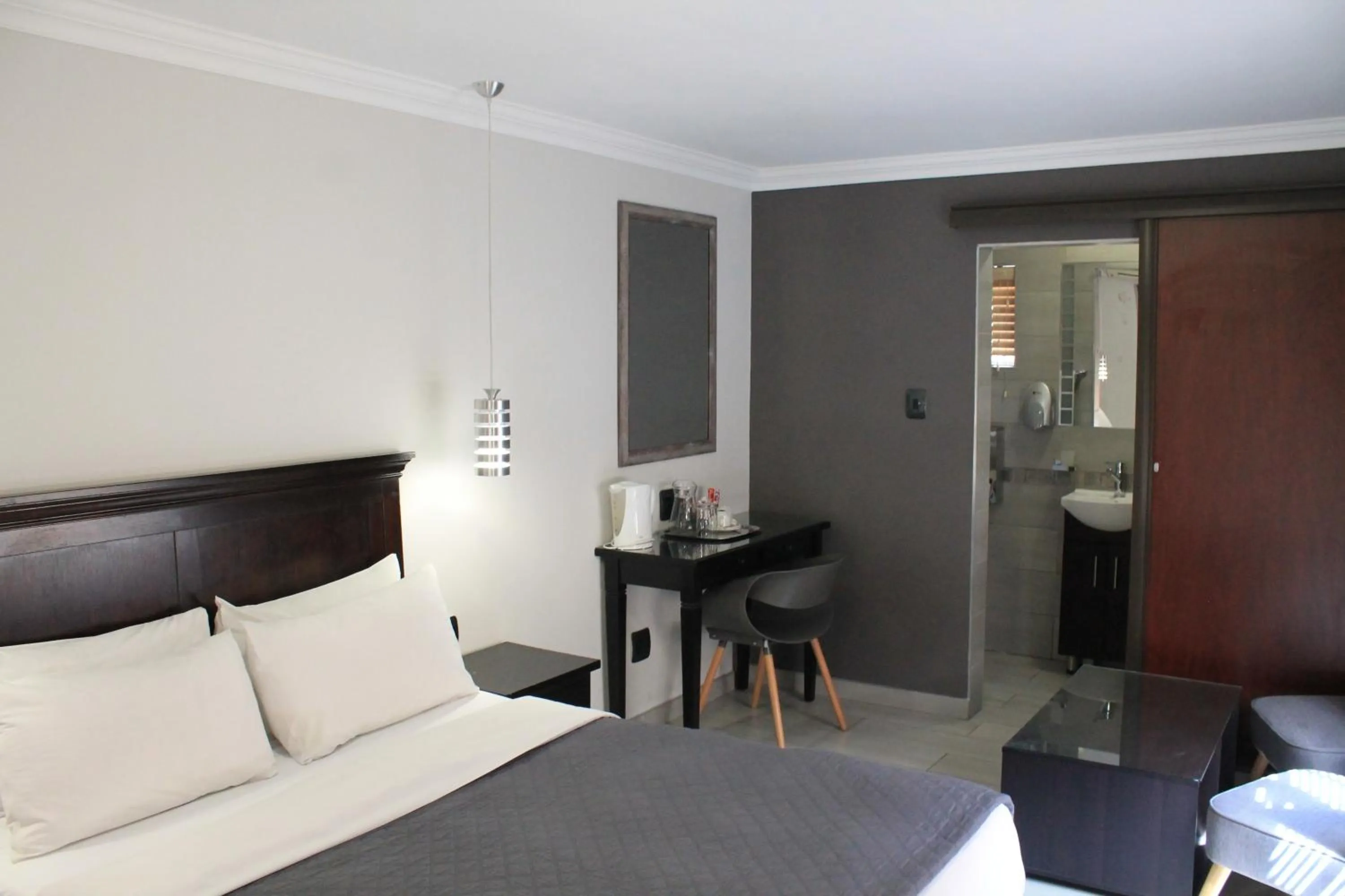 Photo of the whole room, Bed in Nelspruit Lodge