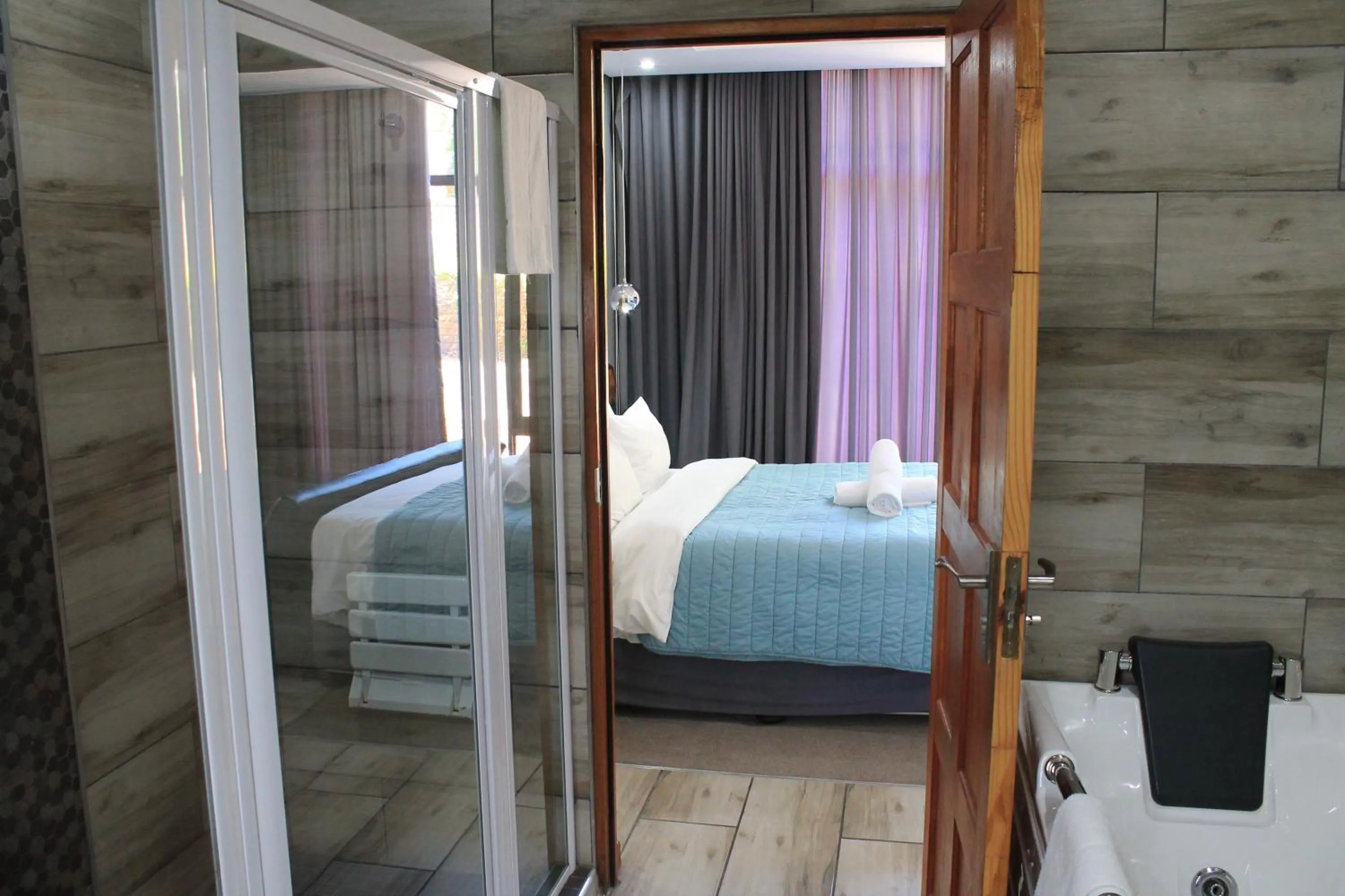 Bathroom, Bed in Nelspruit Lodge