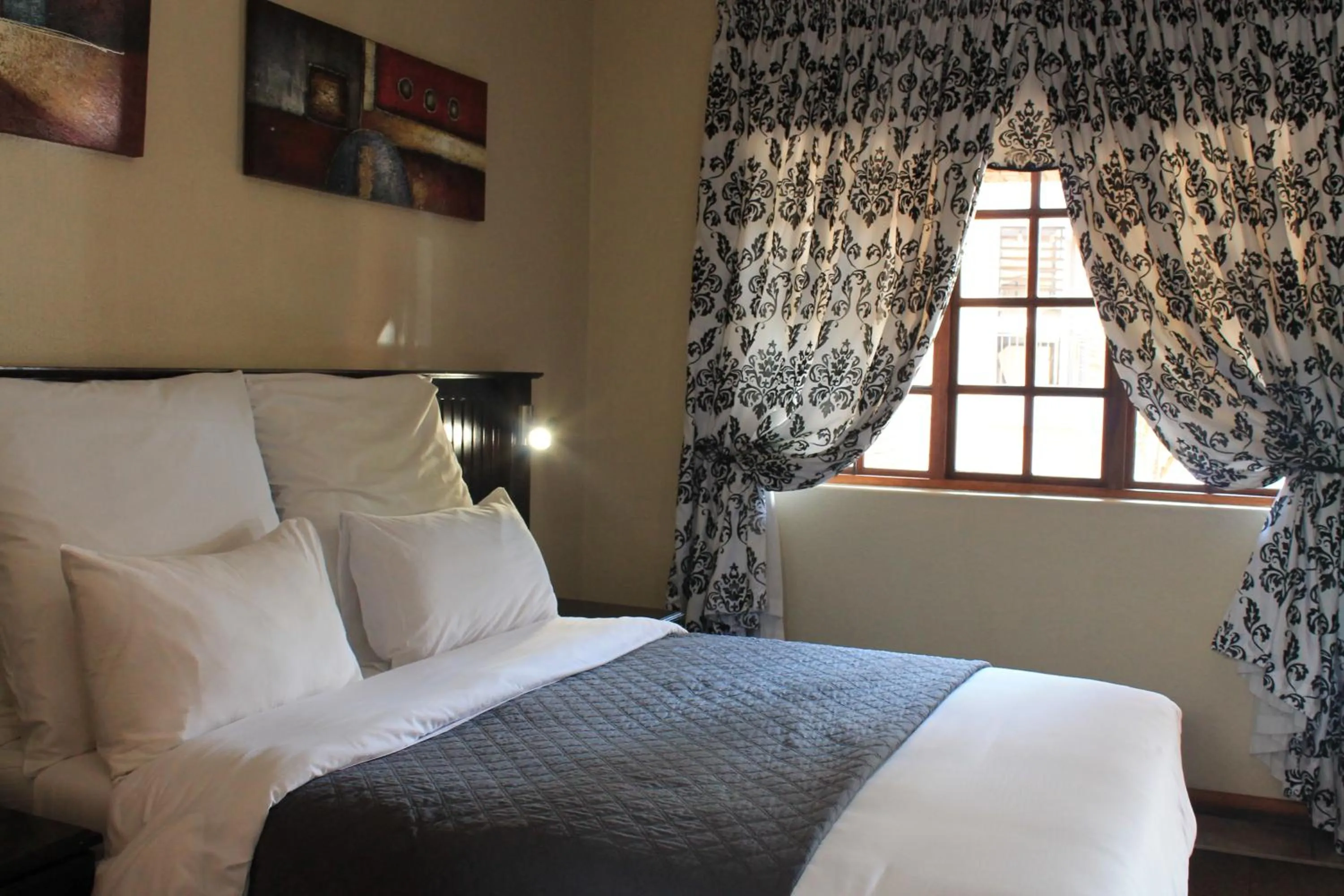 Bedroom, Bed in Nelspruit Lodge