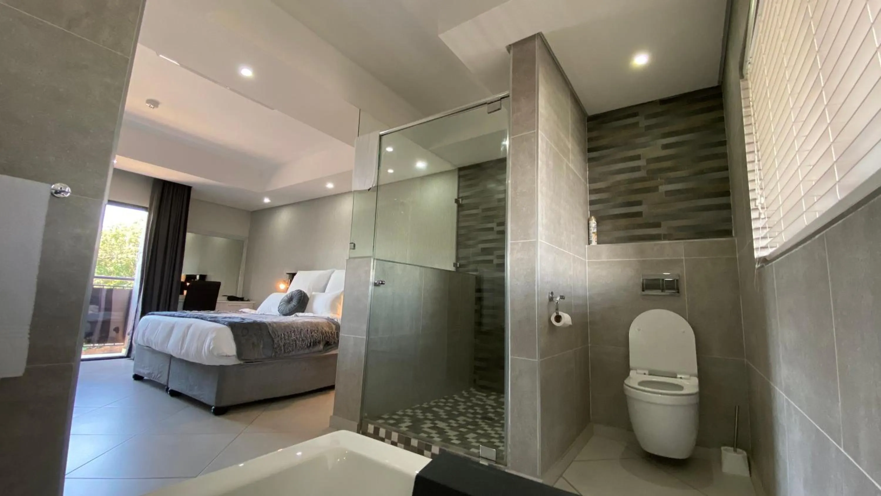 Bedroom, Bed in Nelspruit Lodge