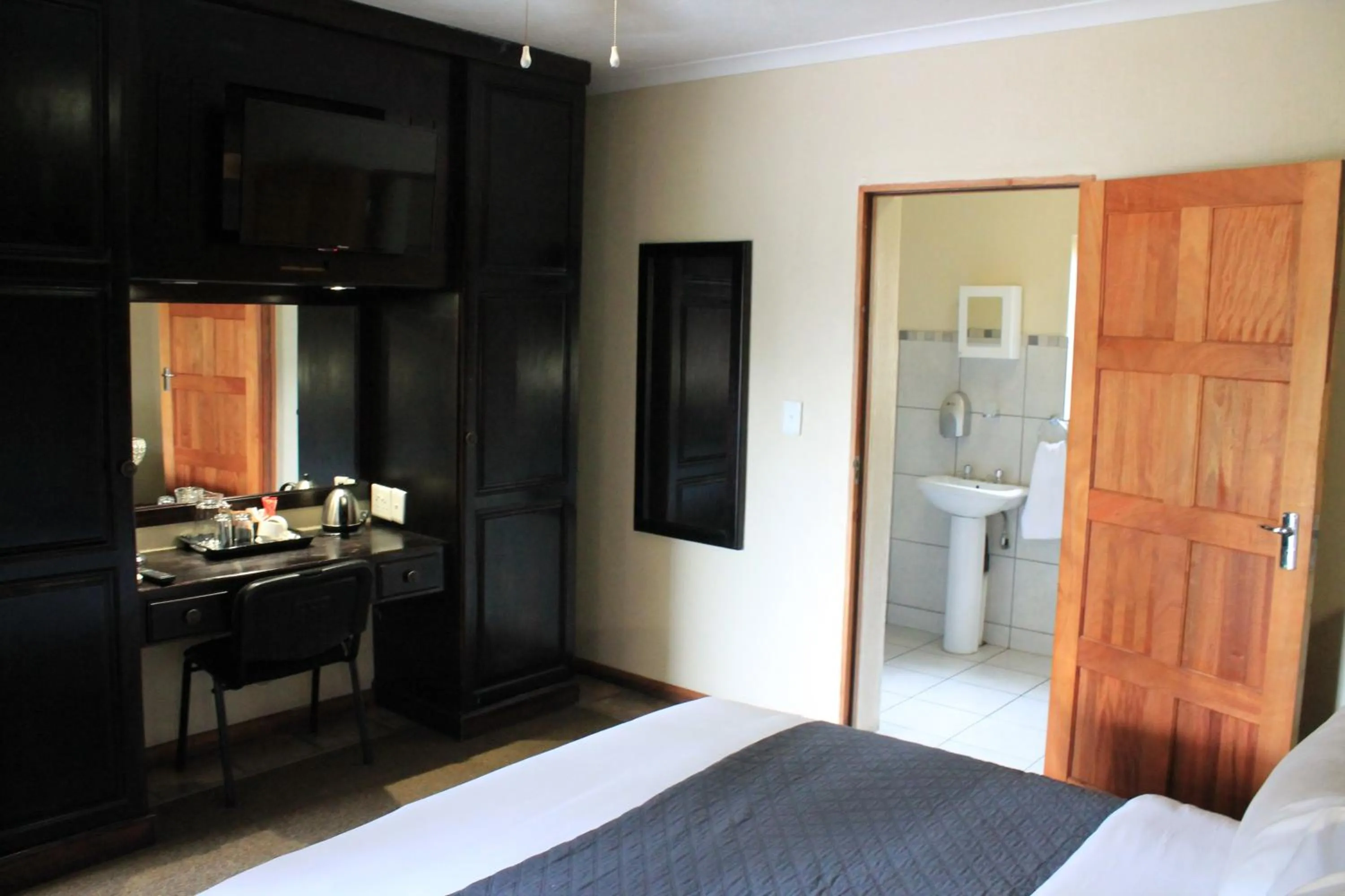 TV and multimedia, Bed in Nelspruit Lodge
