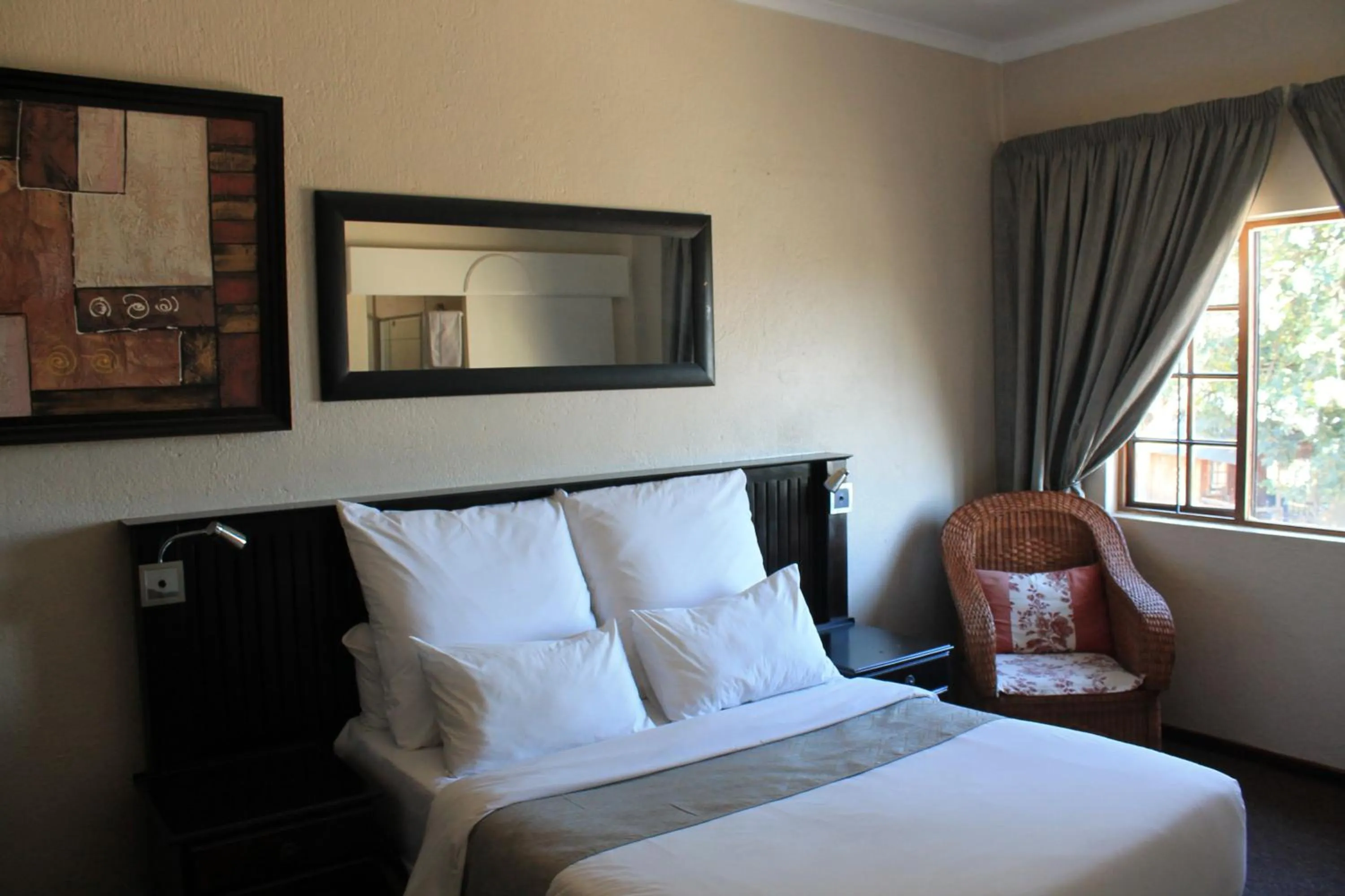 Photo of the whole room, Bed in Nelspruit Lodge
