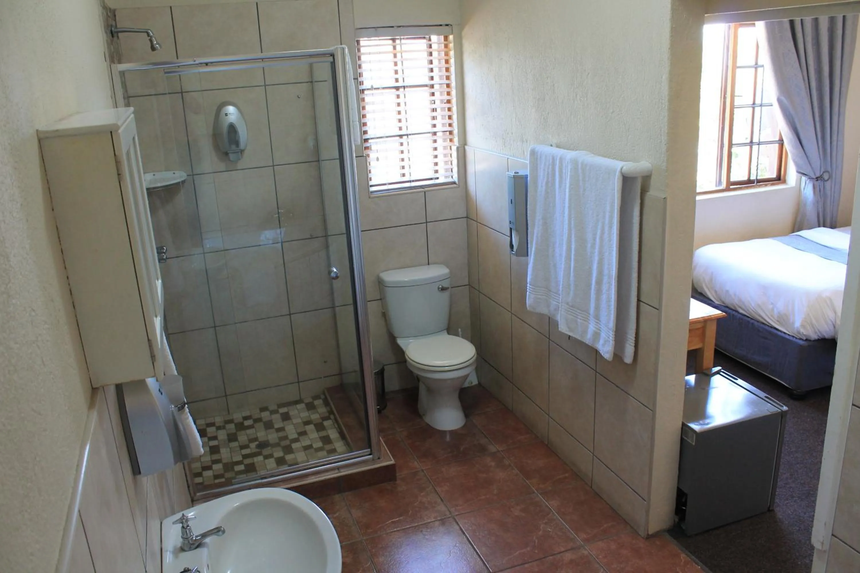 Bathroom, Bed in Nelspruit Lodge