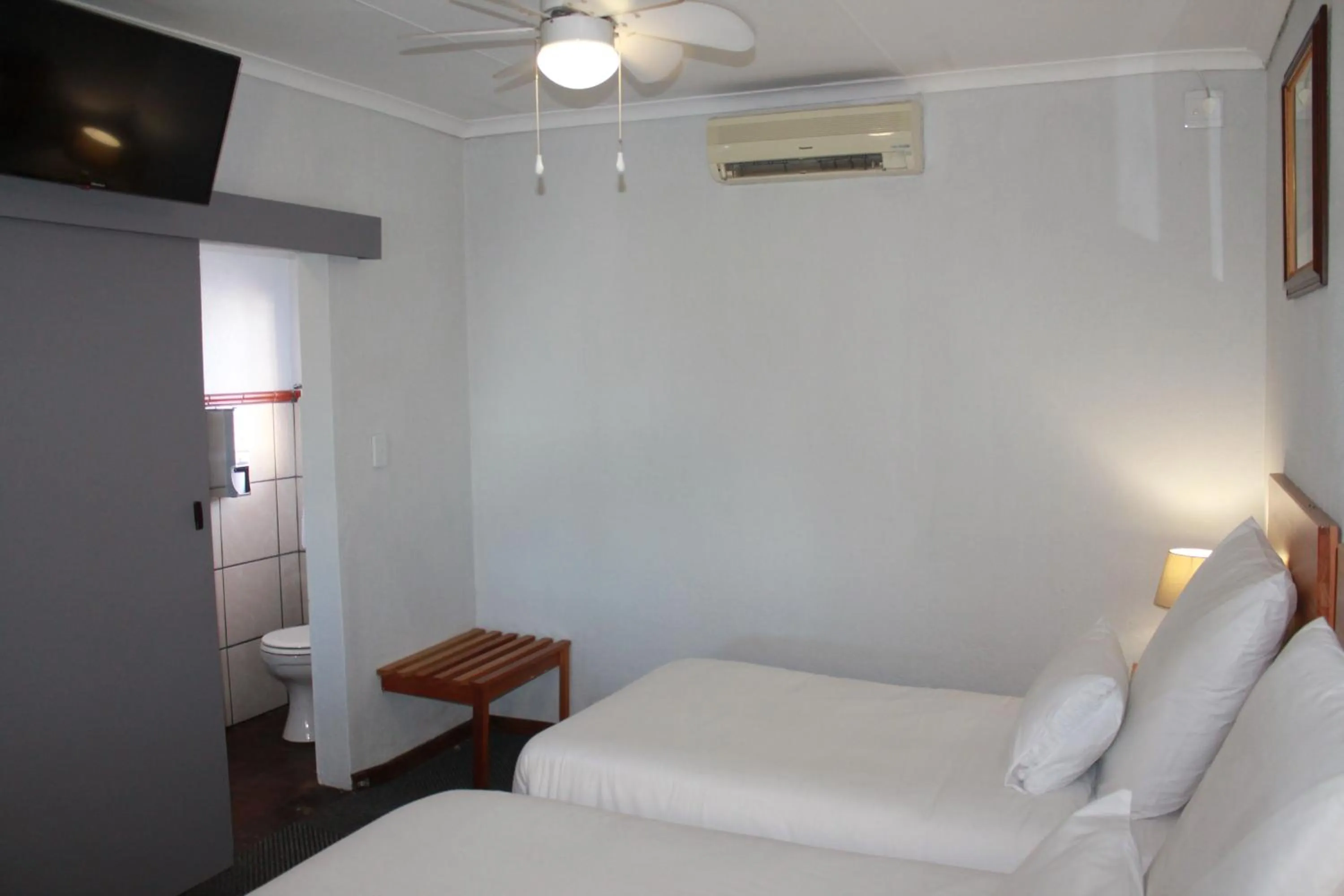 Bedroom, Bed in Nelspruit Lodge