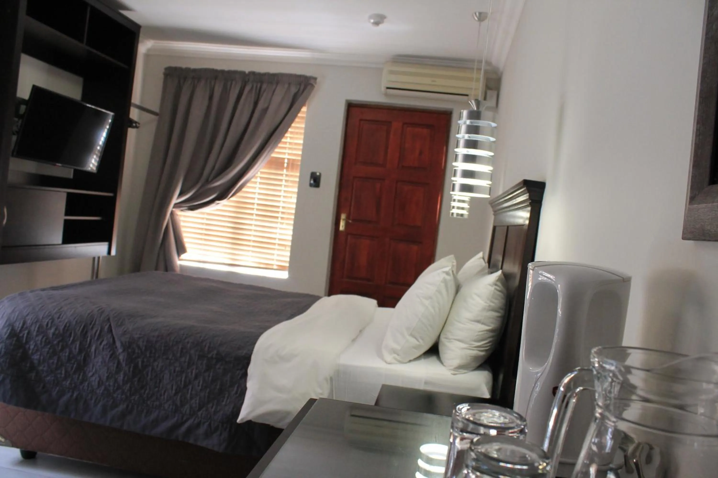 Photo of the whole room, Bed in Nelspruit Lodge