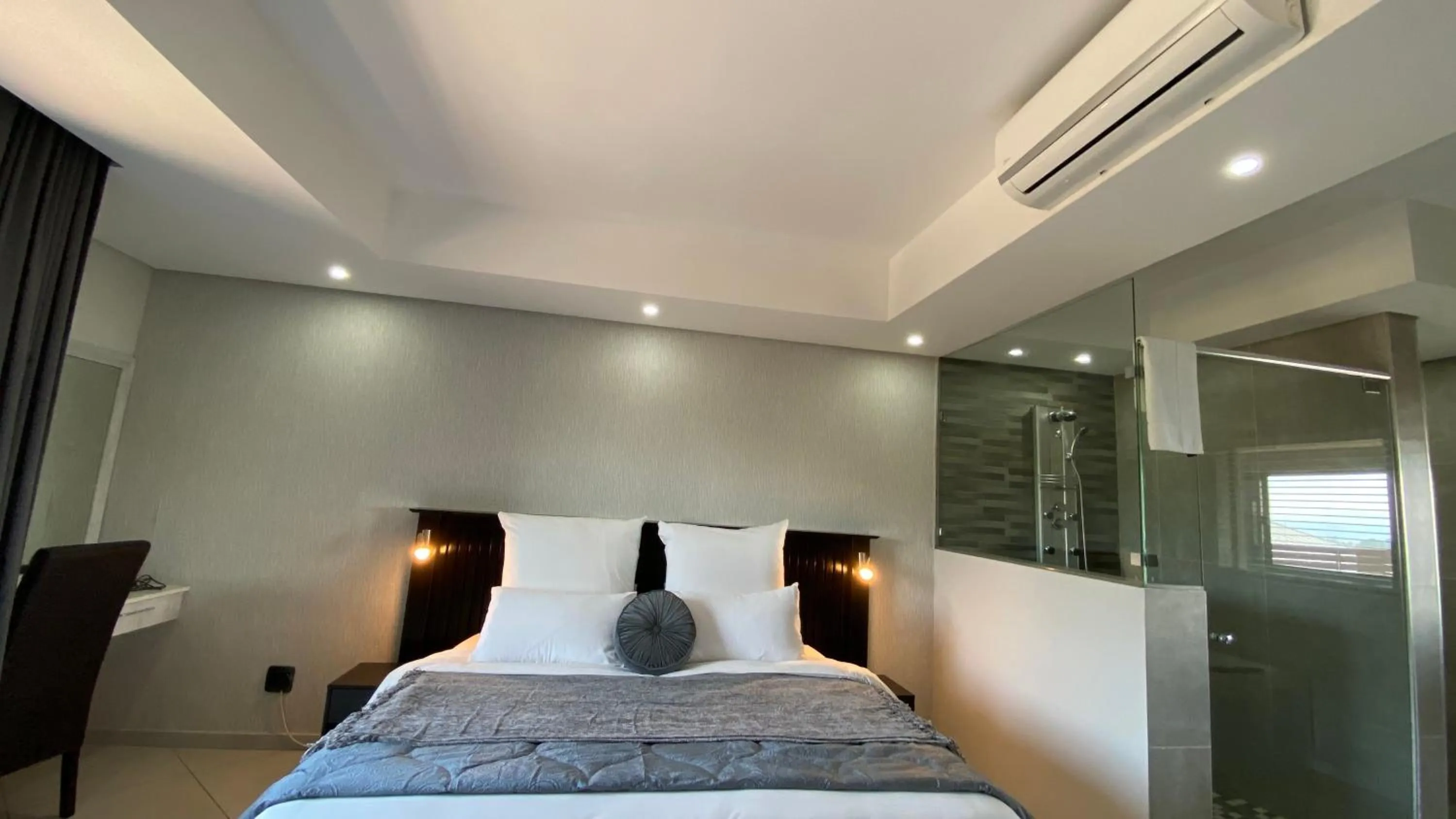 Bedroom, Bed in Nelspruit Lodge