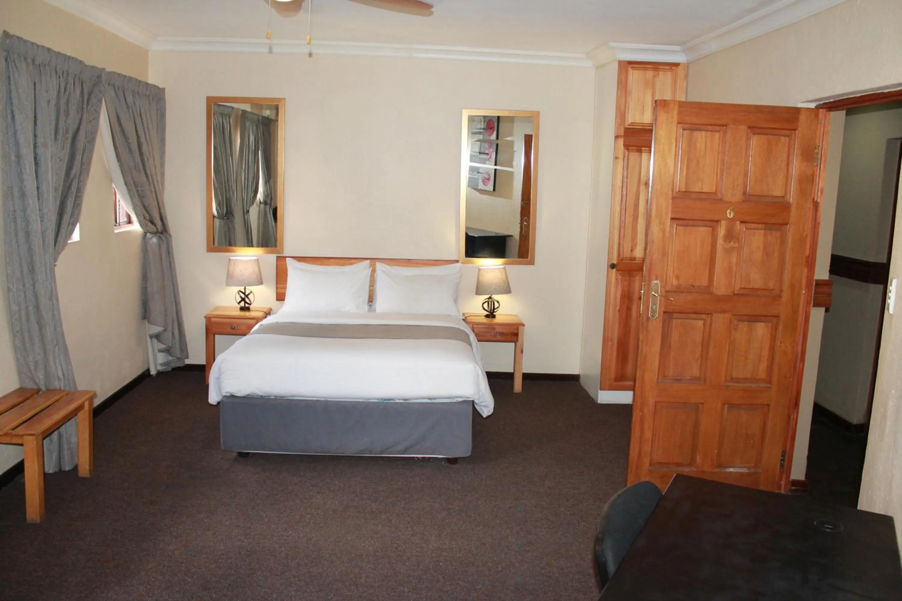 Bedroom, Bed in Nelspruit Lodge
