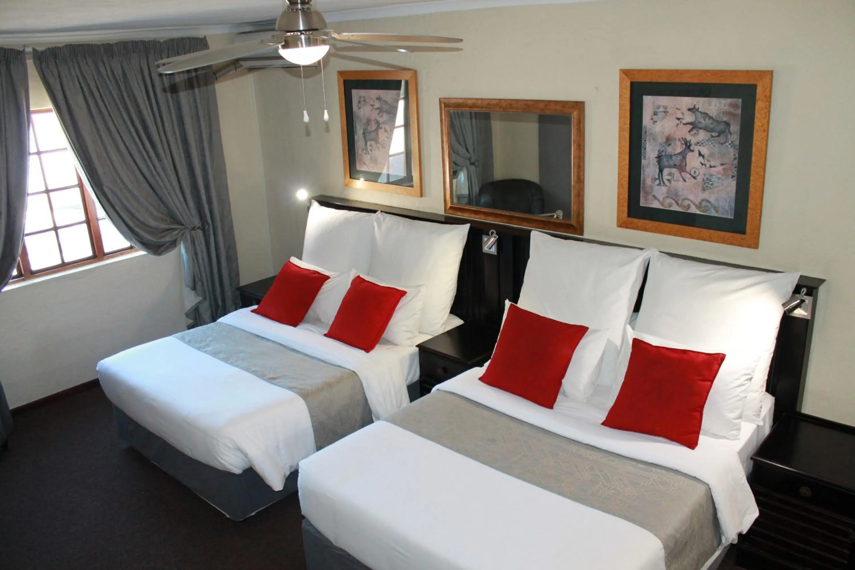 Bedroom, Bed in Nelspruit Lodge