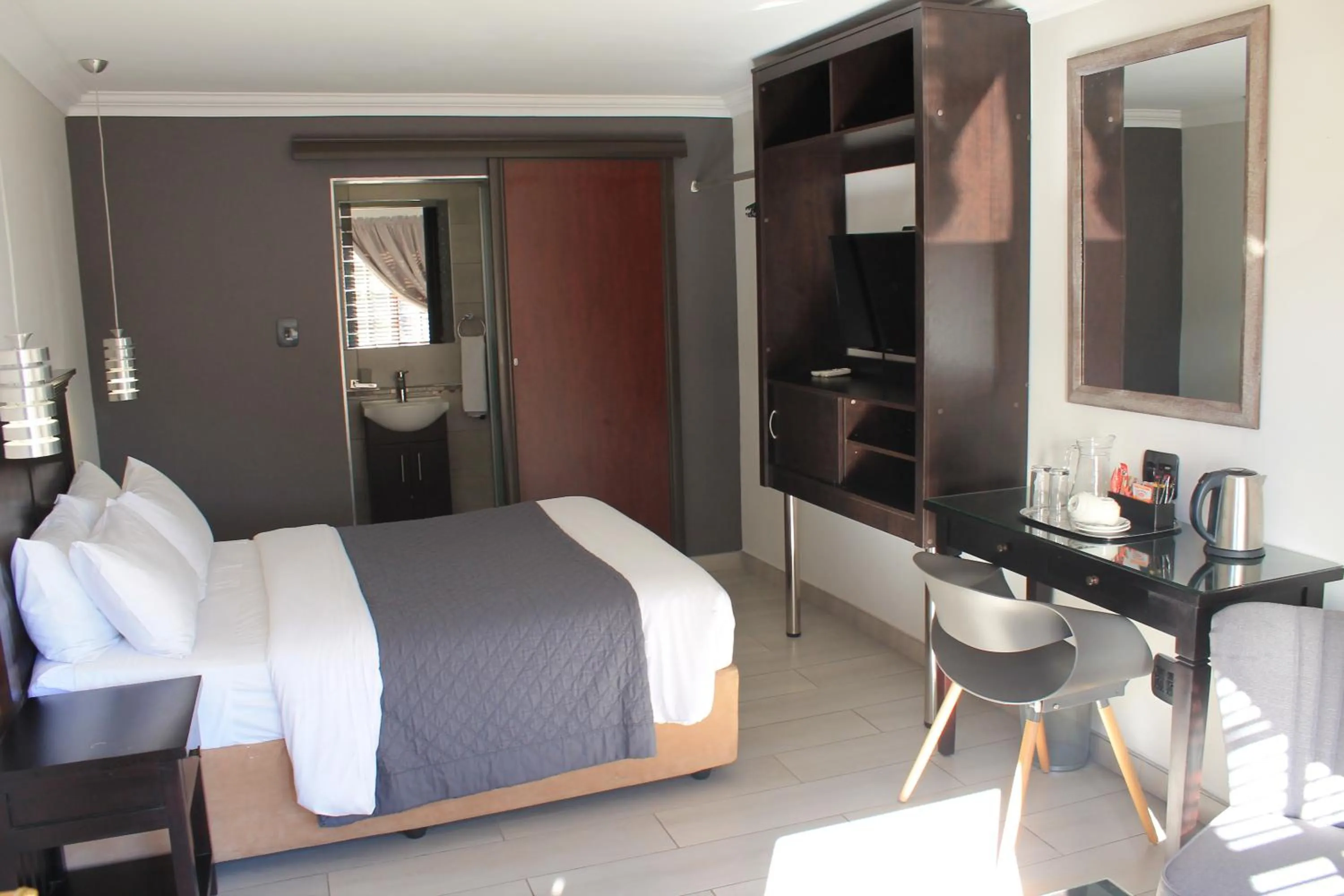 Bedroom, Bed in Nelspruit Lodge