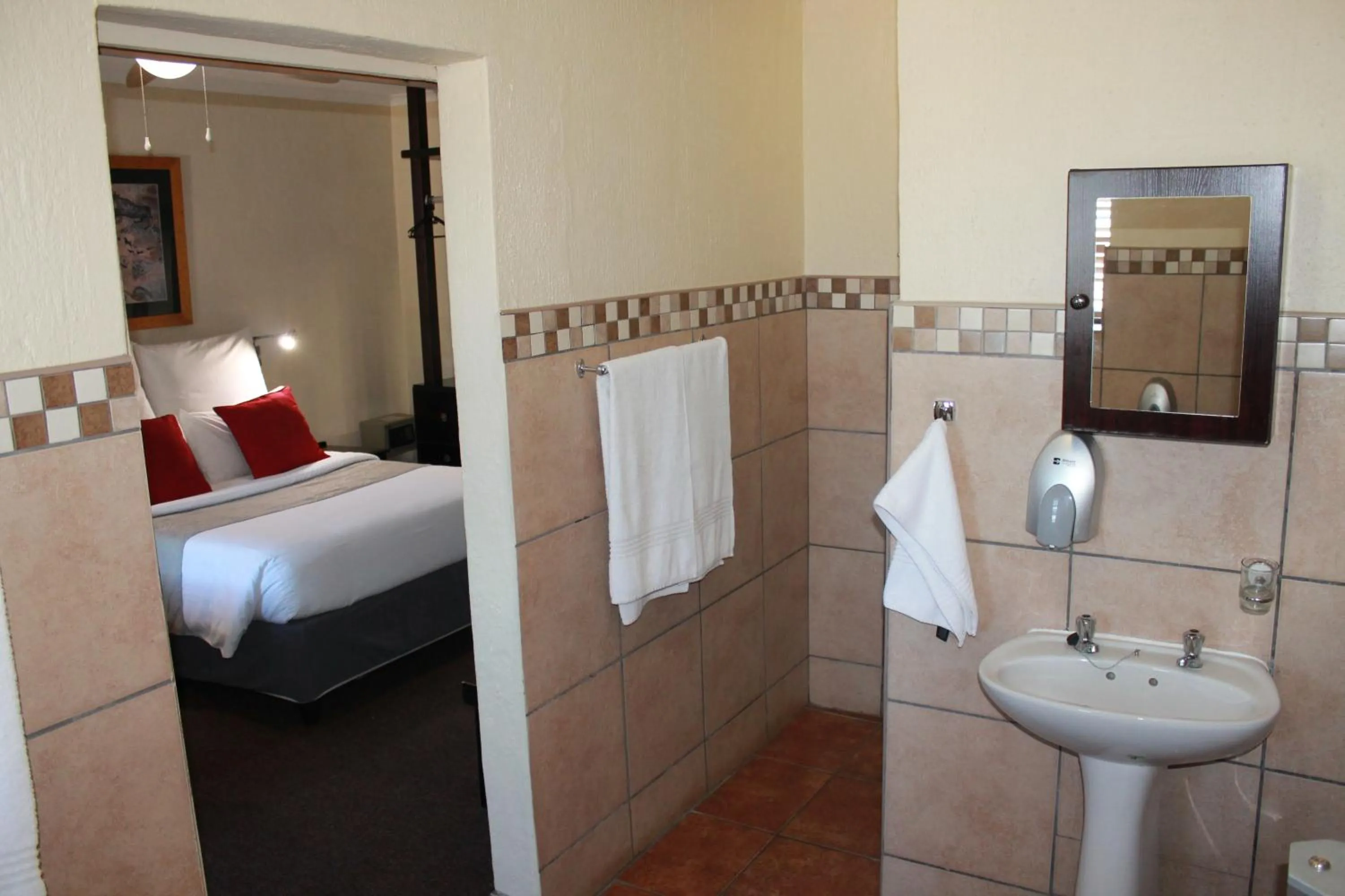 Bedroom, Bed in Nelspruit Lodge