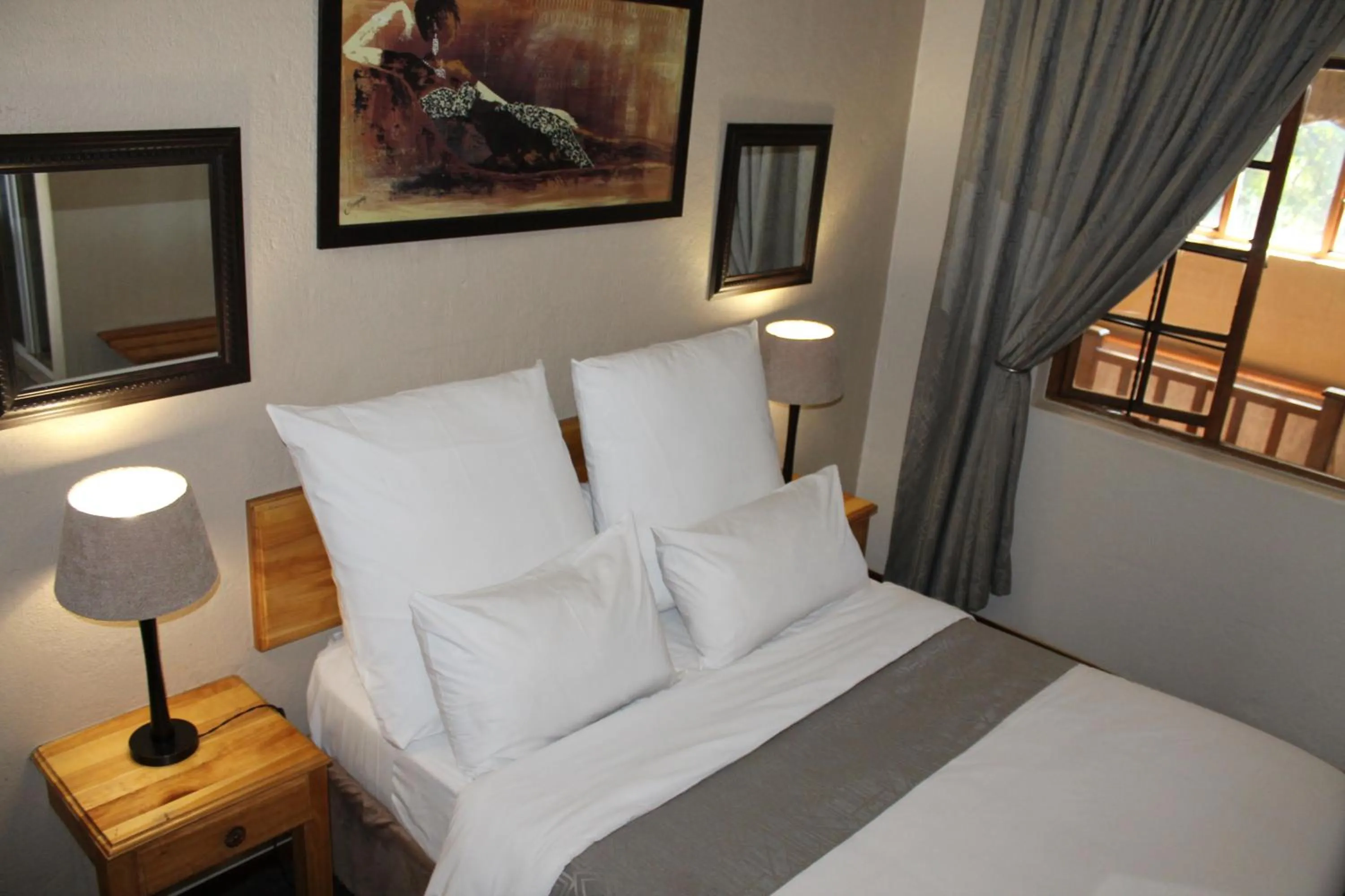 Bedroom, Bed in Nelspruit Lodge