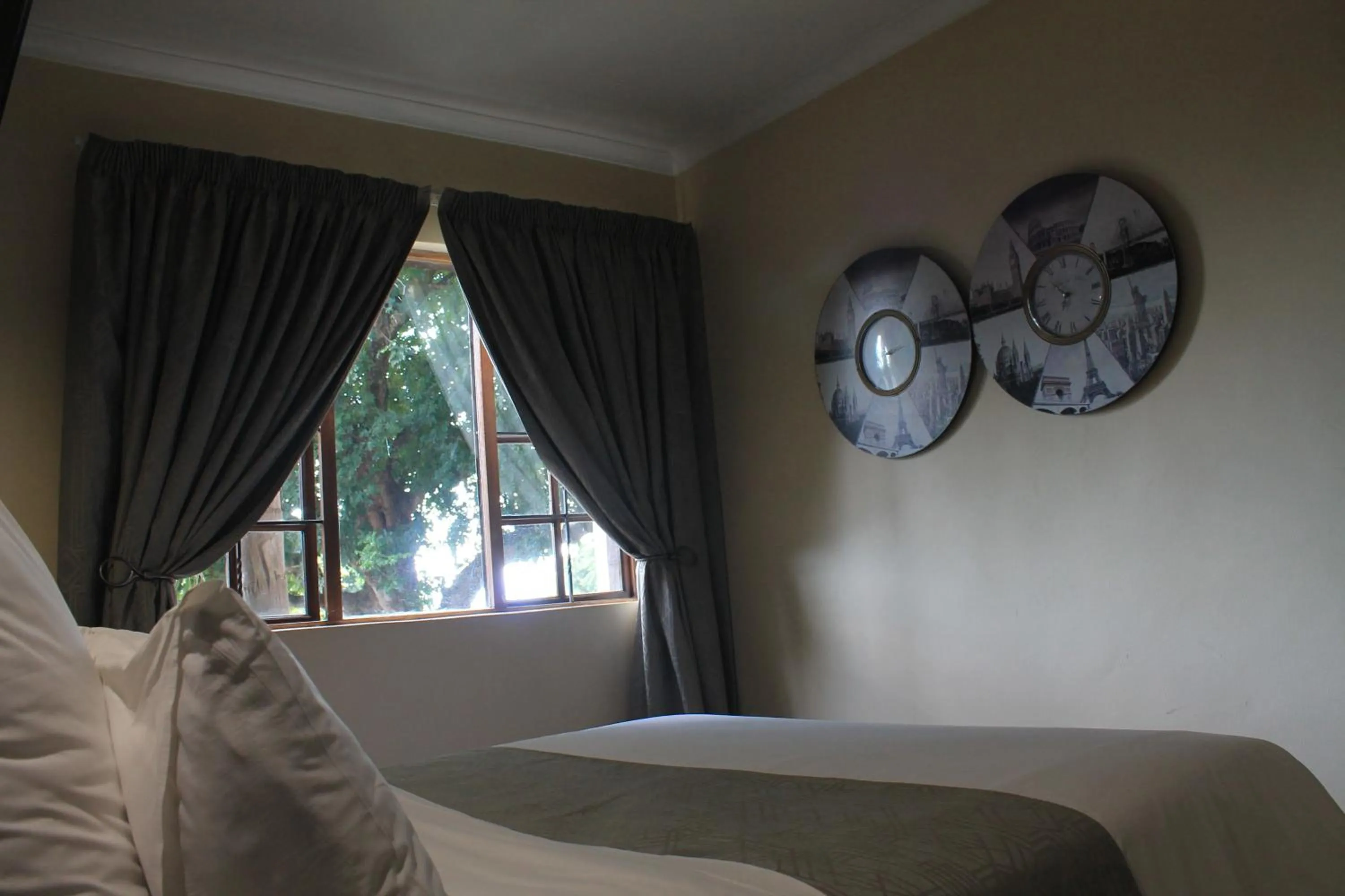 Bedroom, Bed in Nelspruit Lodge