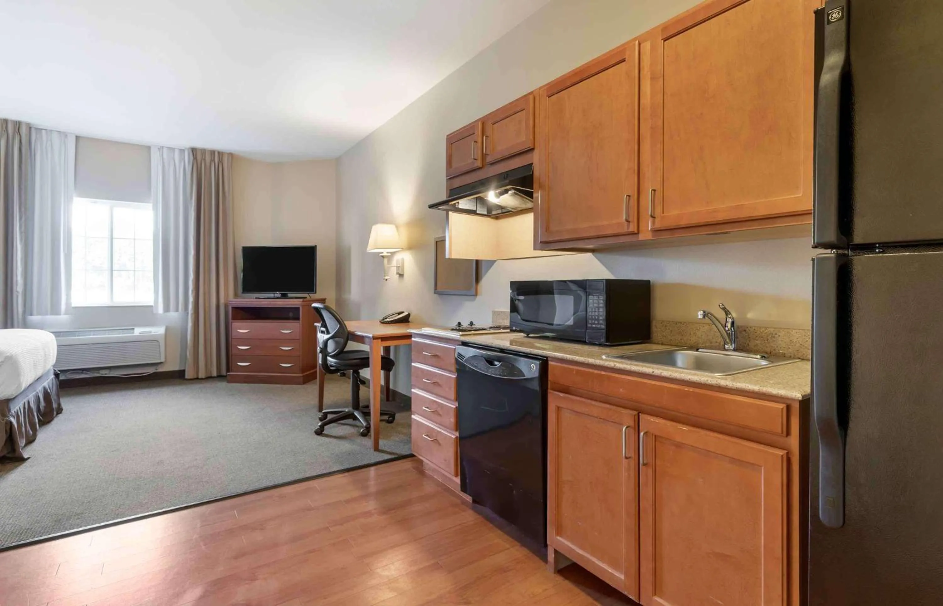 Kitchen or kitchenette, Bed in Extended Stay America Suites - Bartlesville - Hwy 75
